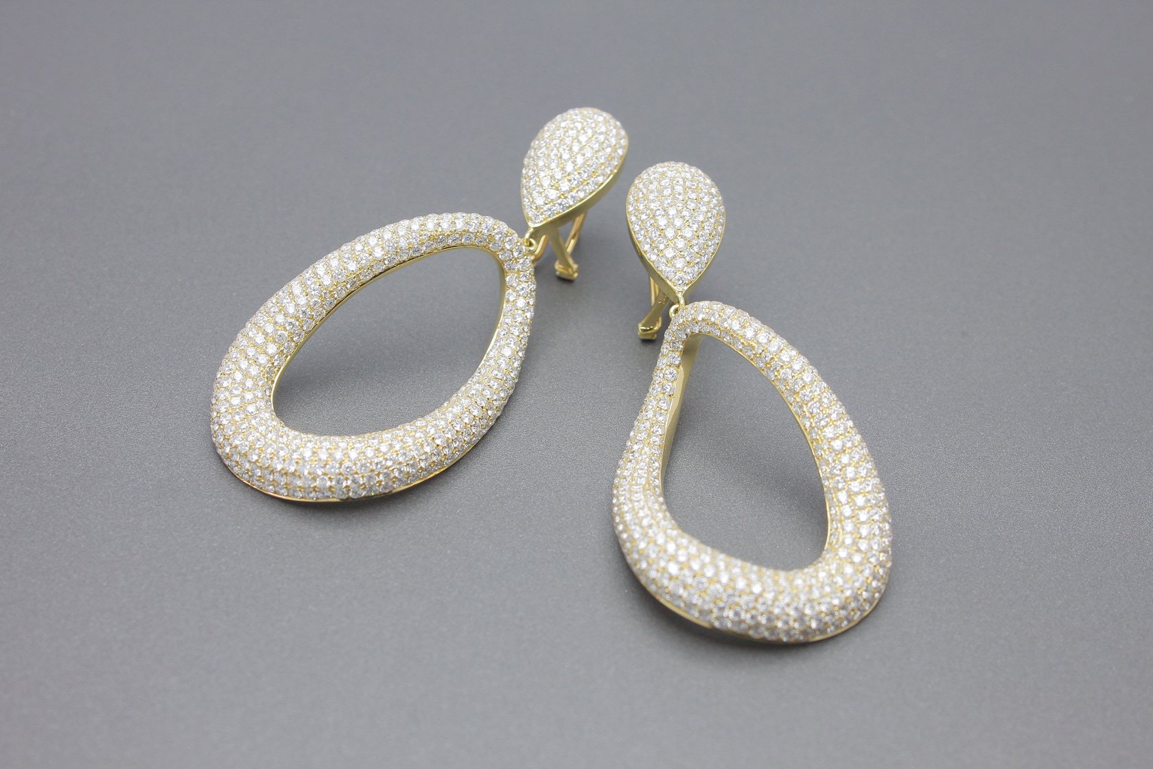 Par de Brincos em ouro amarelo 18k com Brilhantes aprox 10 ct