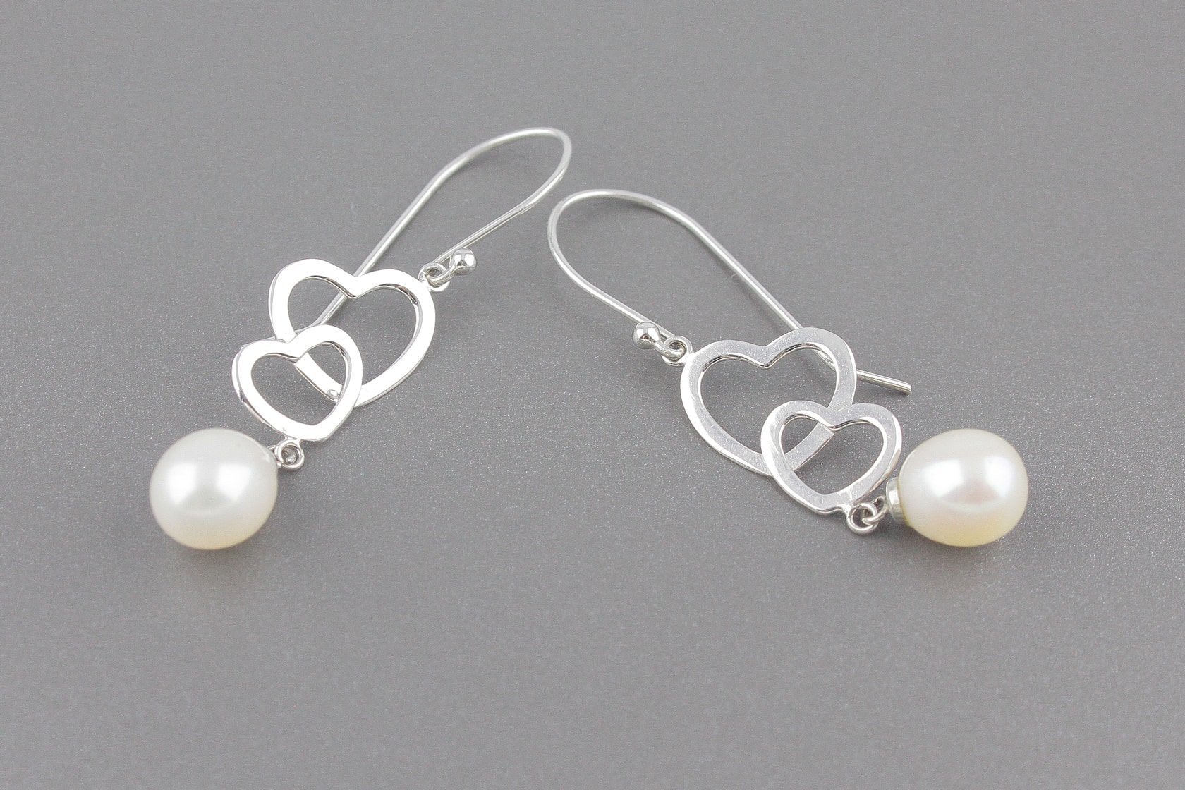 Brincos Corações em Ouro Branco 18k com Pérolas de 6mm