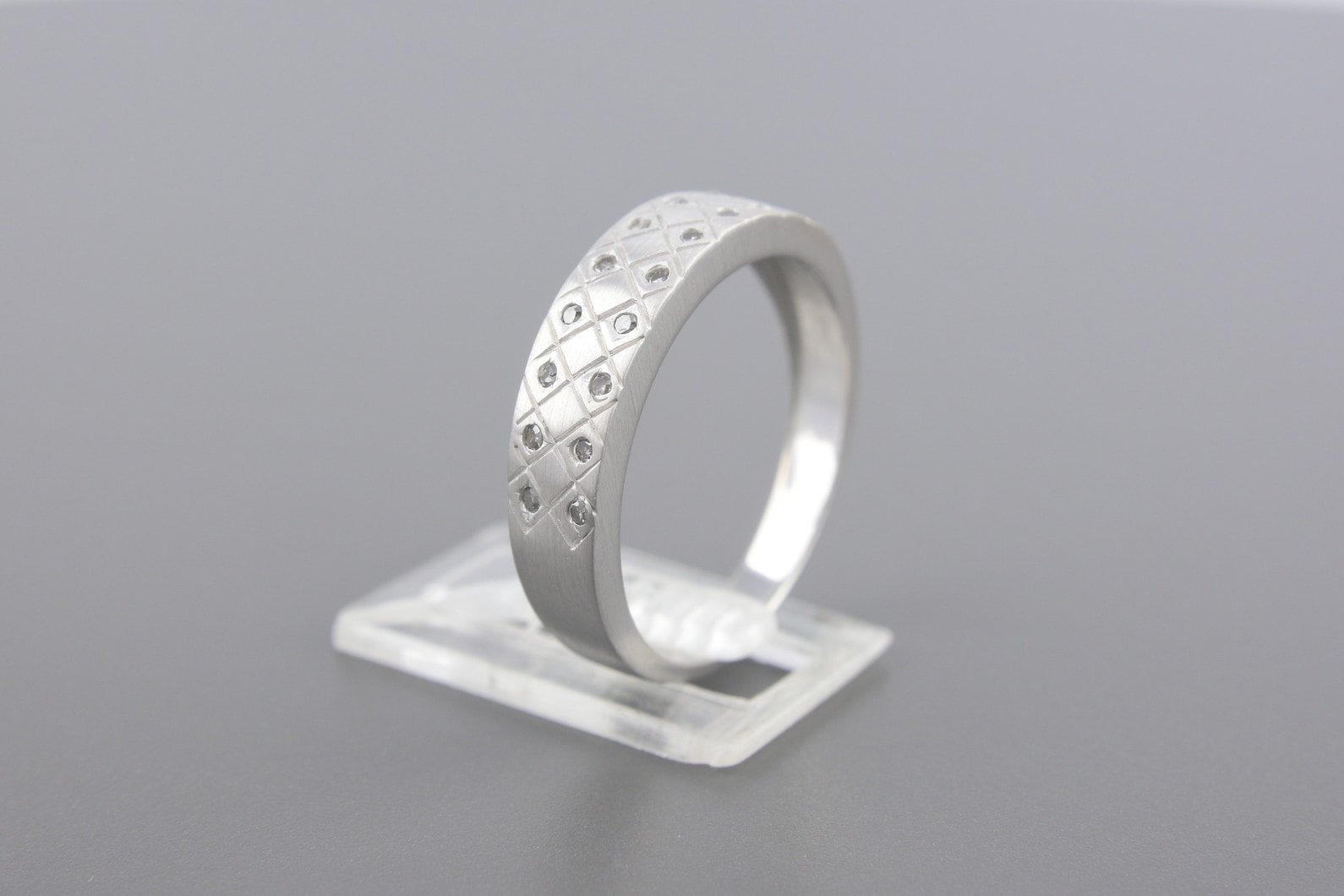 Anel em Ouro Branco 18k com Aprox. 9pts de Brilhantes