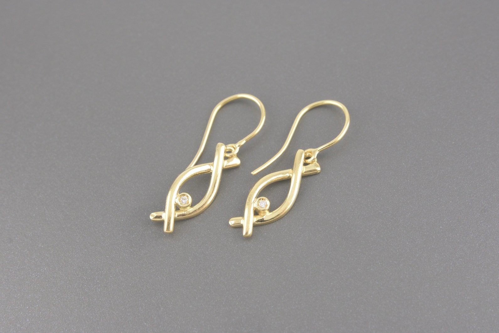 Brincos em Ouro Amarelo 18k com Aprox. 2pts de Brilhantes