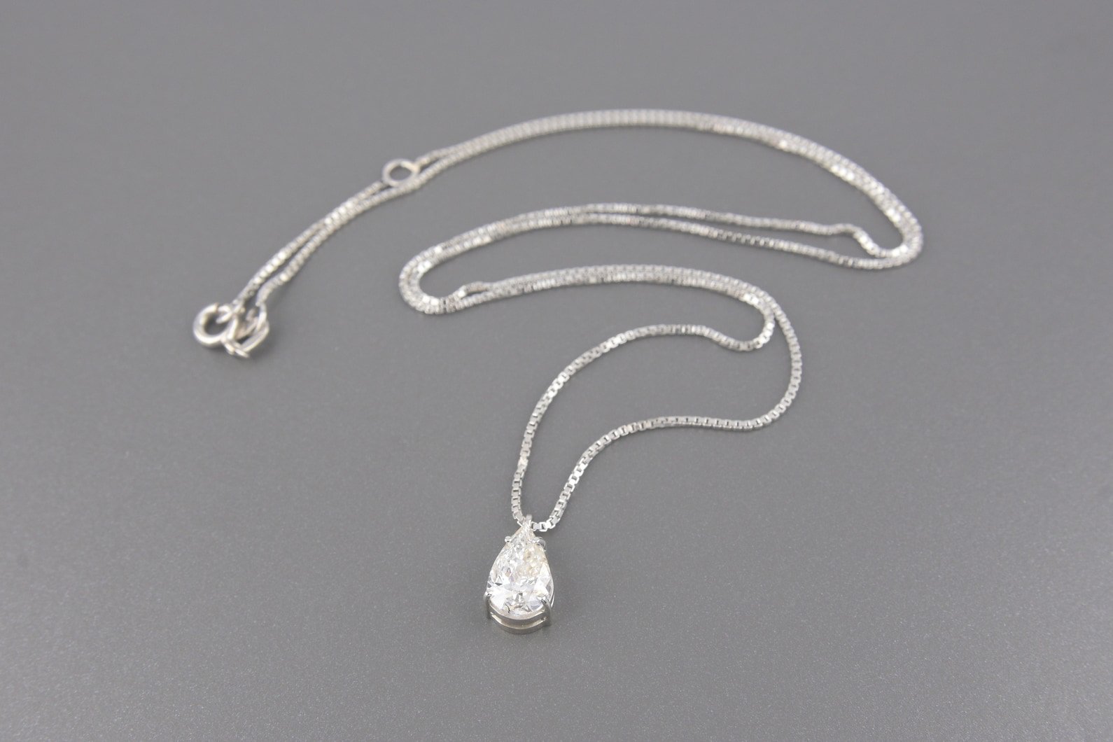 Colar Ponto de Luz em Ouro Branco 18k com Diamante Gota de Aprox. 0.92ct
