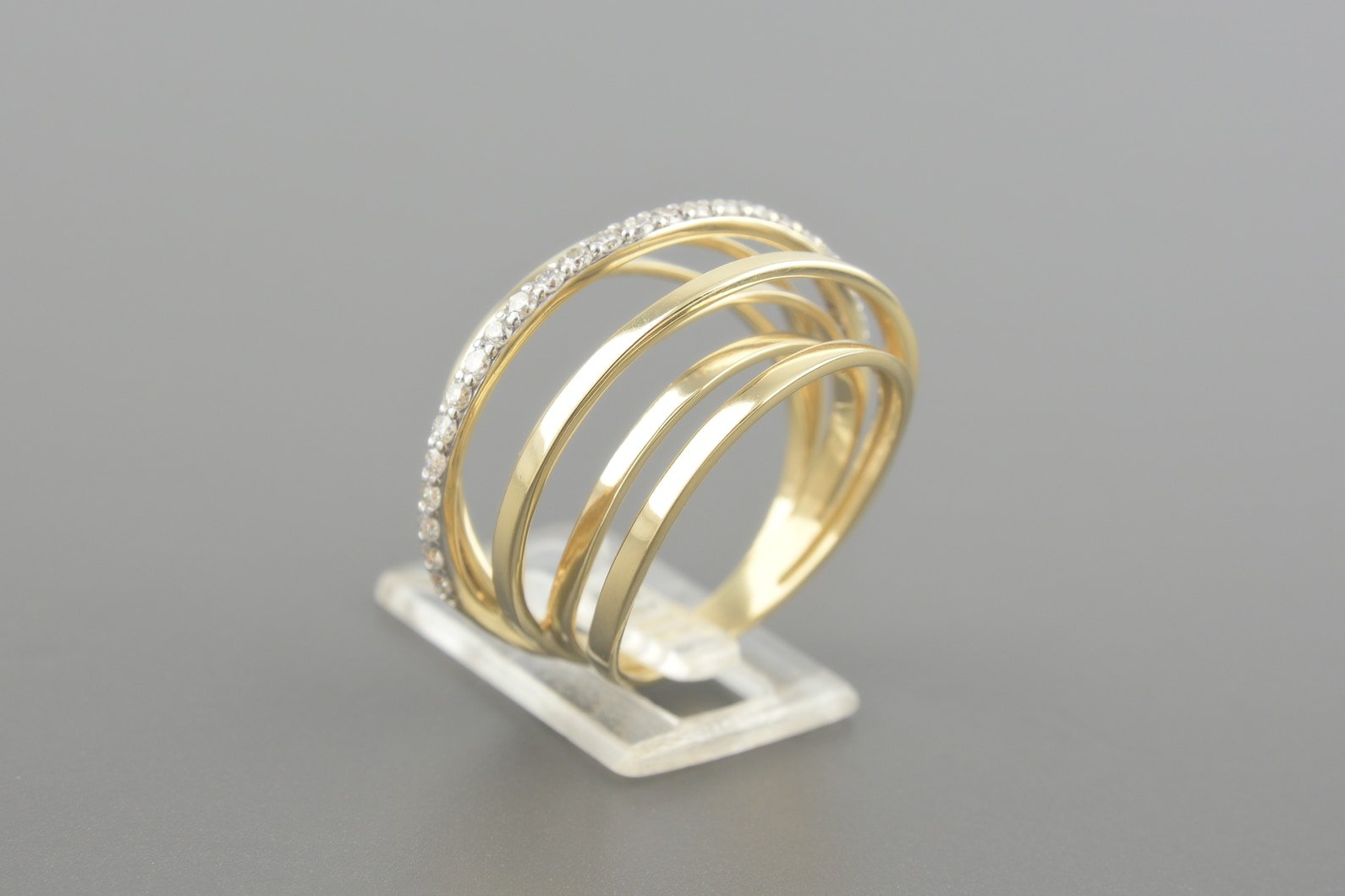 Anel em Ouro Amarelo 18k com Aprox. 25pts de Brilhantes