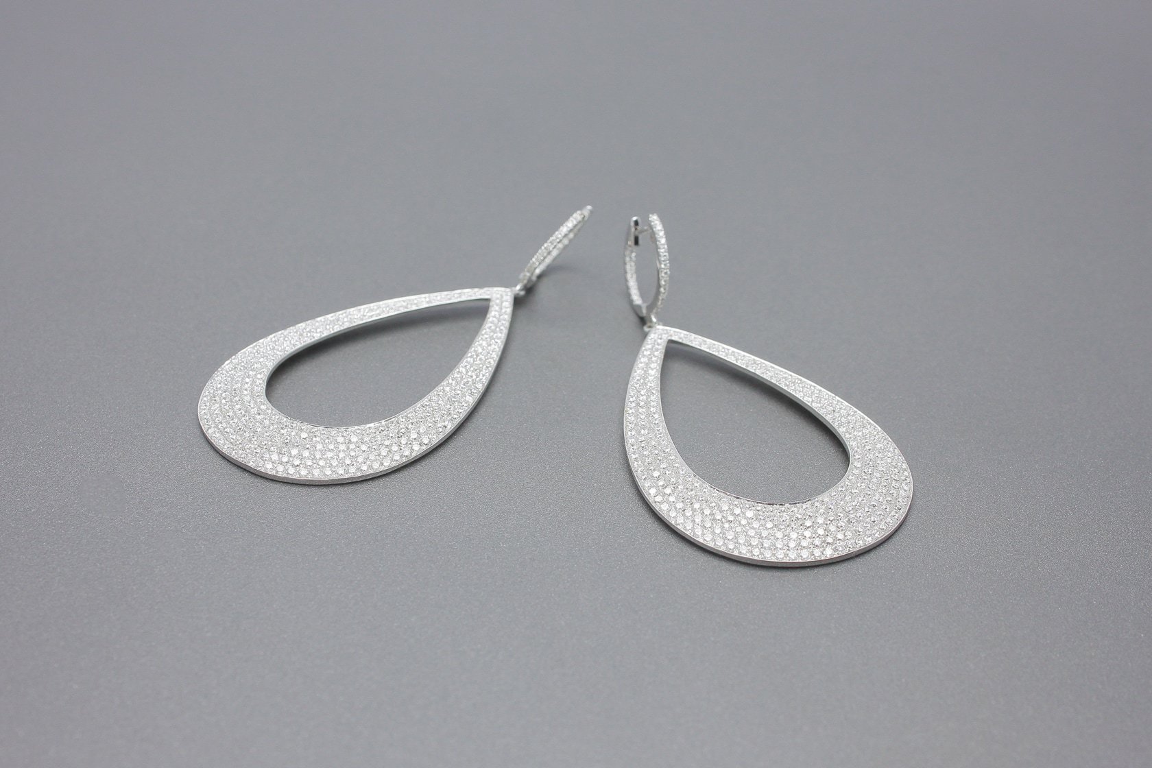 Par de Brincos em ouro branco 18k com Brilhantes aprox 6.0ct