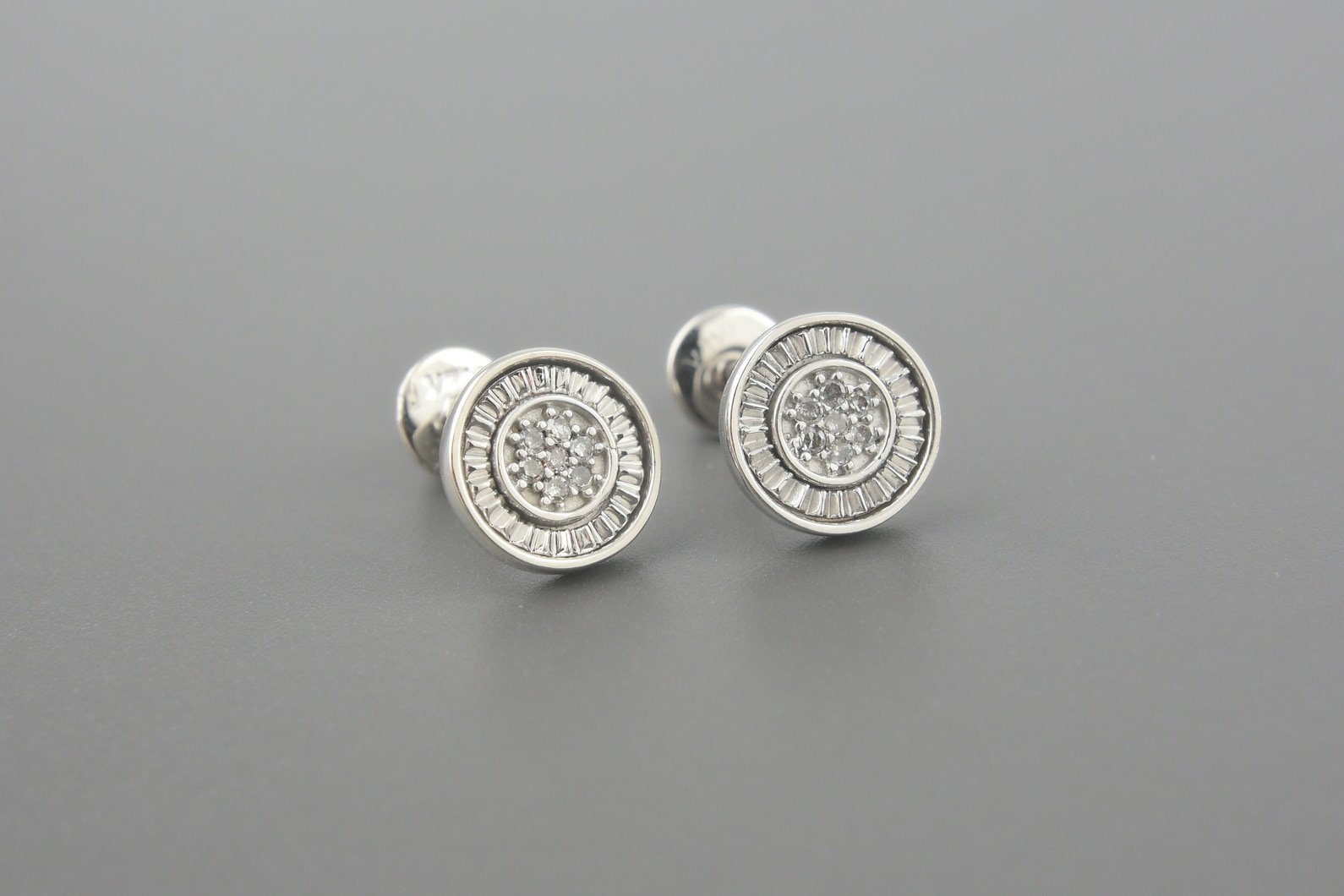Brincos em Ouro Branco 18k com Aprox. 7pts de Brilhantes