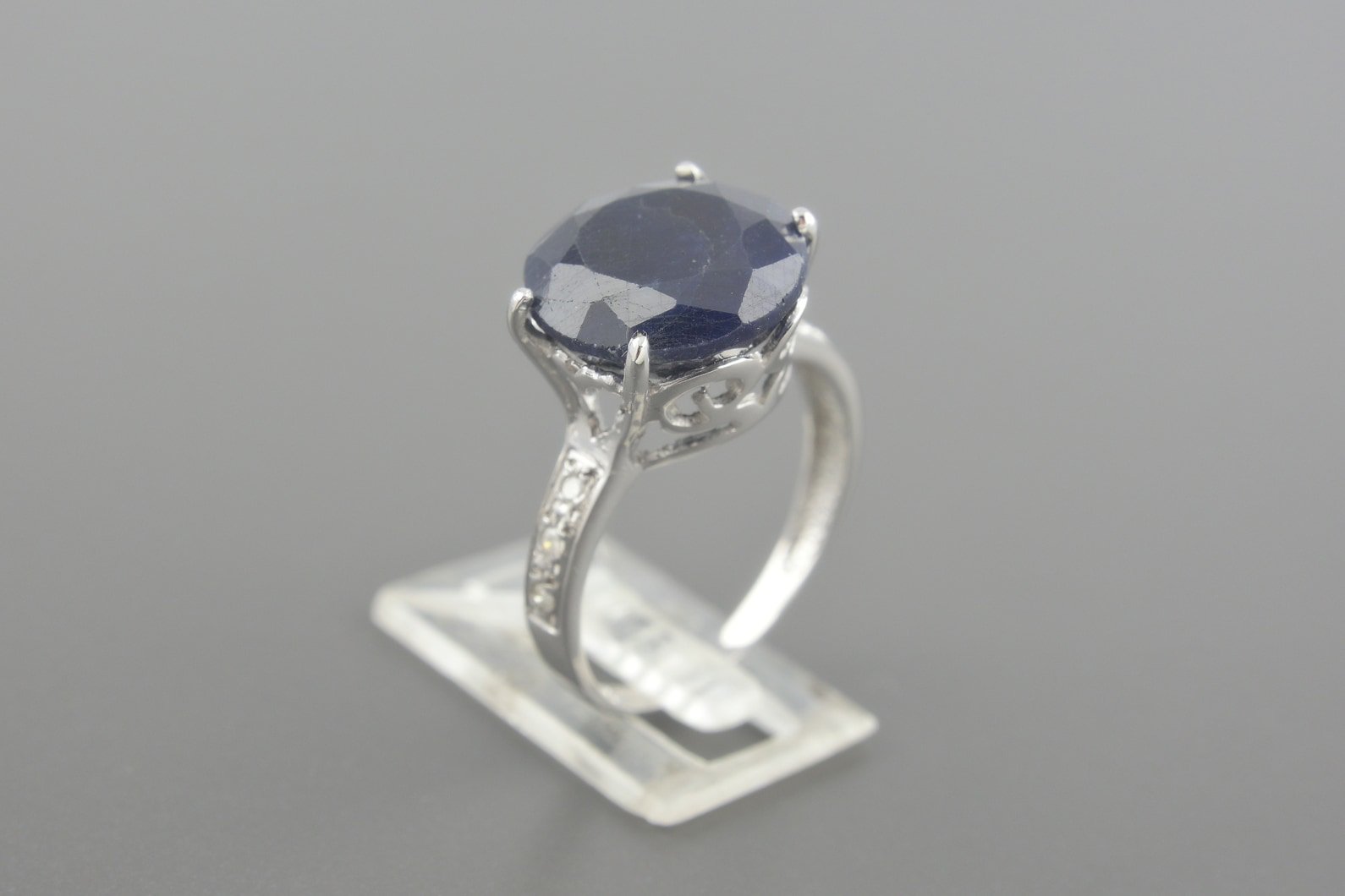 Anel em Ouro Branco 18k com Safira de 12mm e Aprox. 6pts de Brilhantes