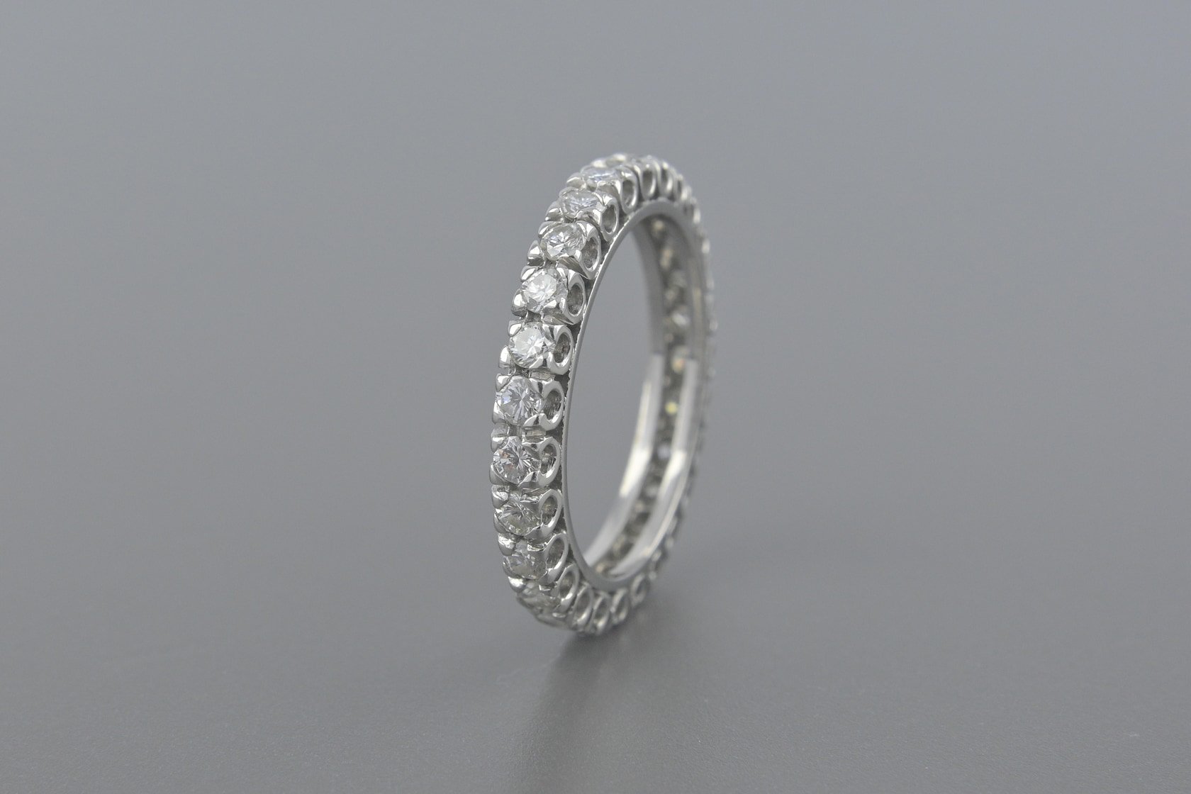 Aliança Inteira em Ouro Branco 18k com Aprox. 1.4cts de Brilhantes
