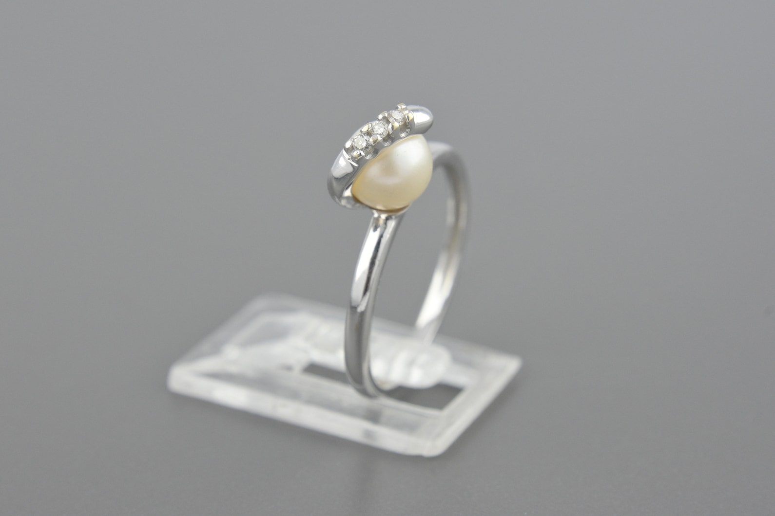 Anel em Ouro Branco 18k com Pérola de 6mm e Aprox. 3pts de Brilhantes