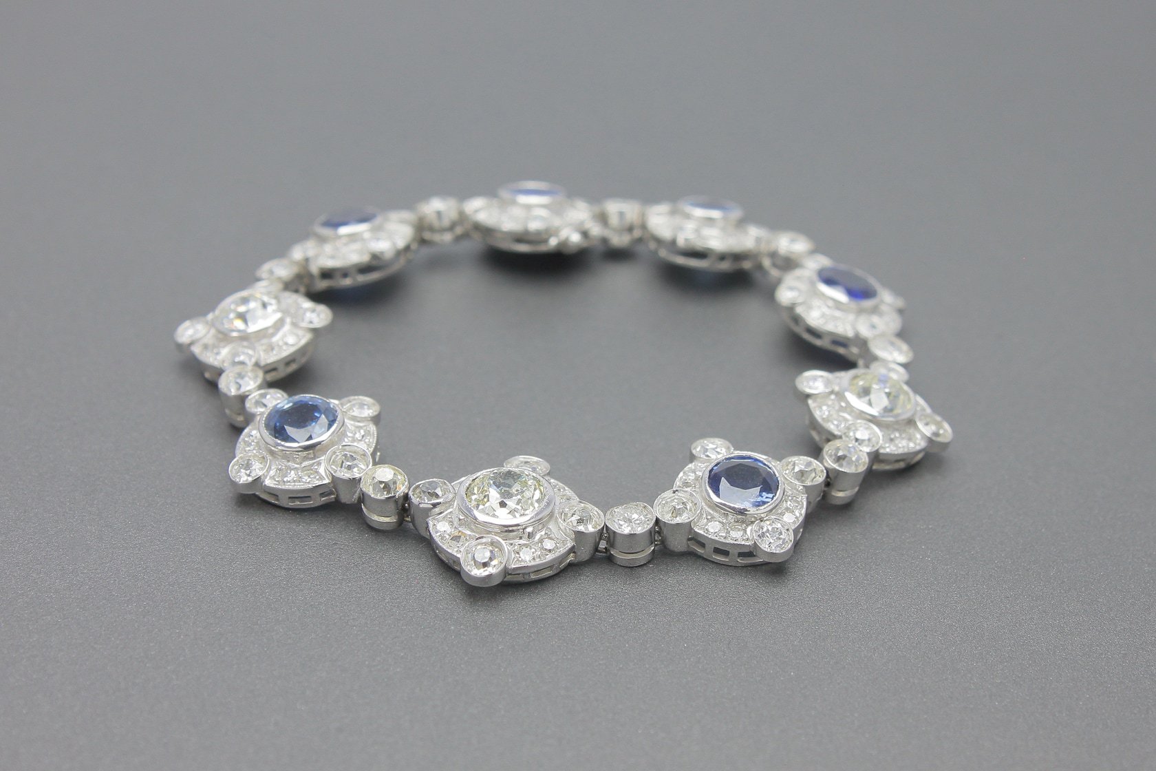 Pulseira em ouro branco 18k safiras (8ct) e brilhantes (gde 1,30ct - m 2 1,90ct - p 4,90ct)