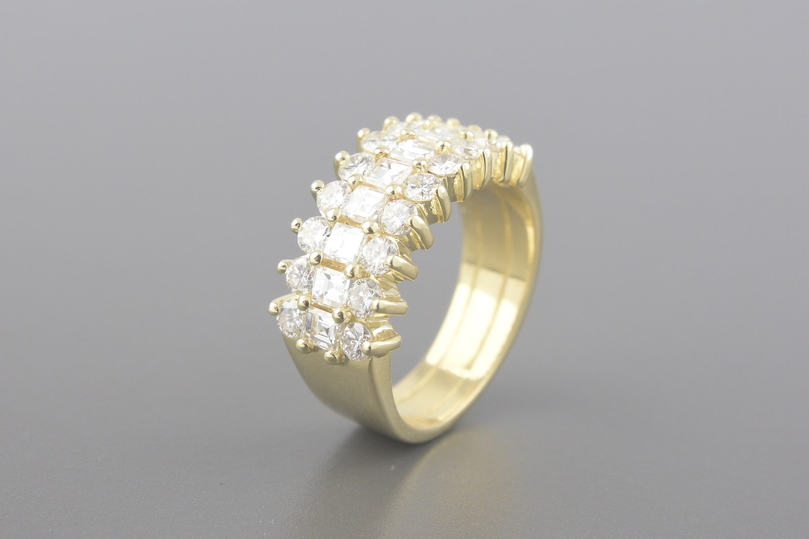 Anel em Ouro Amarelo 18k com Aprox. 1.4ct de Diamantes (~90pts de Brilhantes e ~50pts de Carre)