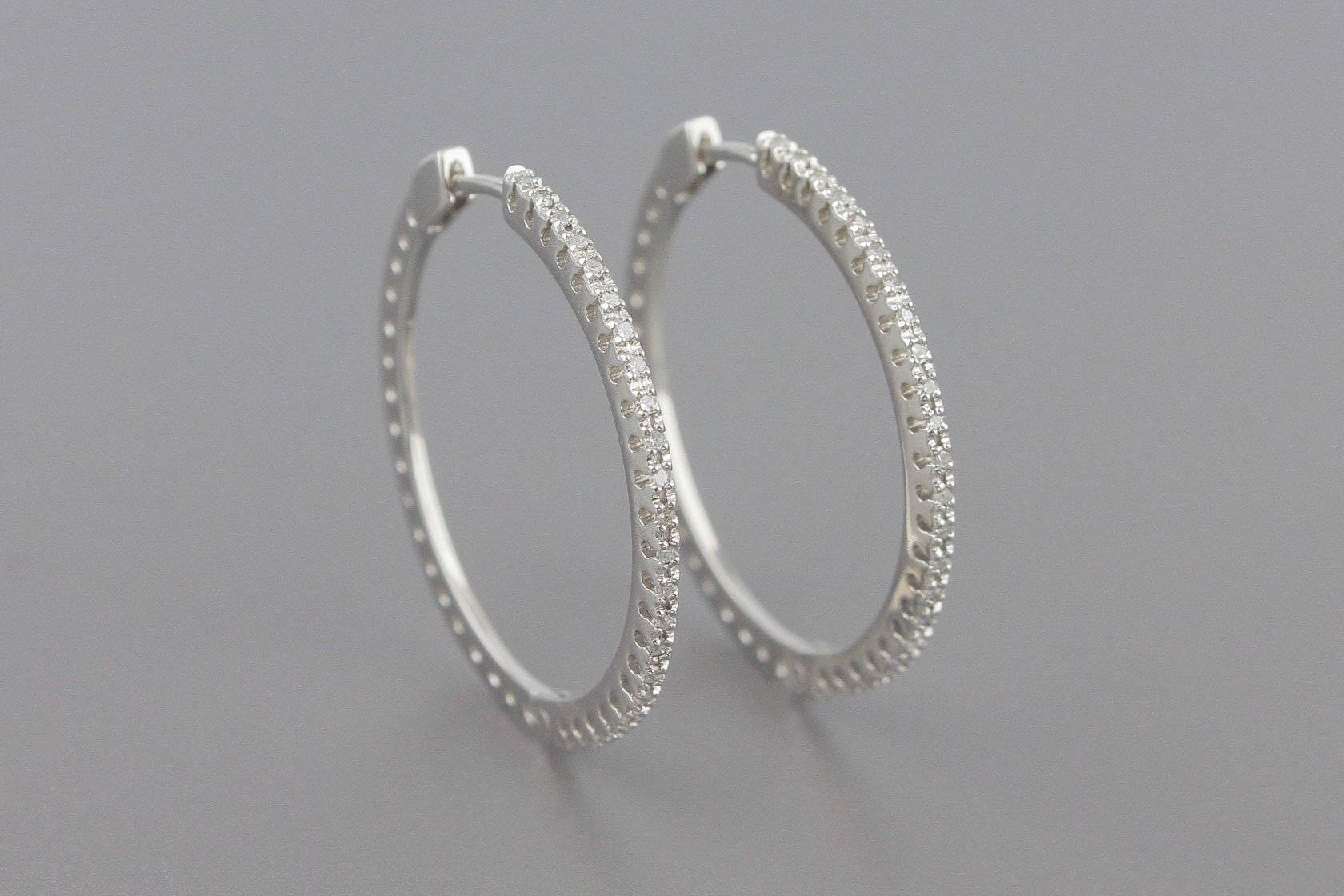 Brincos Argola em Ouro Branco 18k com Aprox. 23pts de Brilhantes