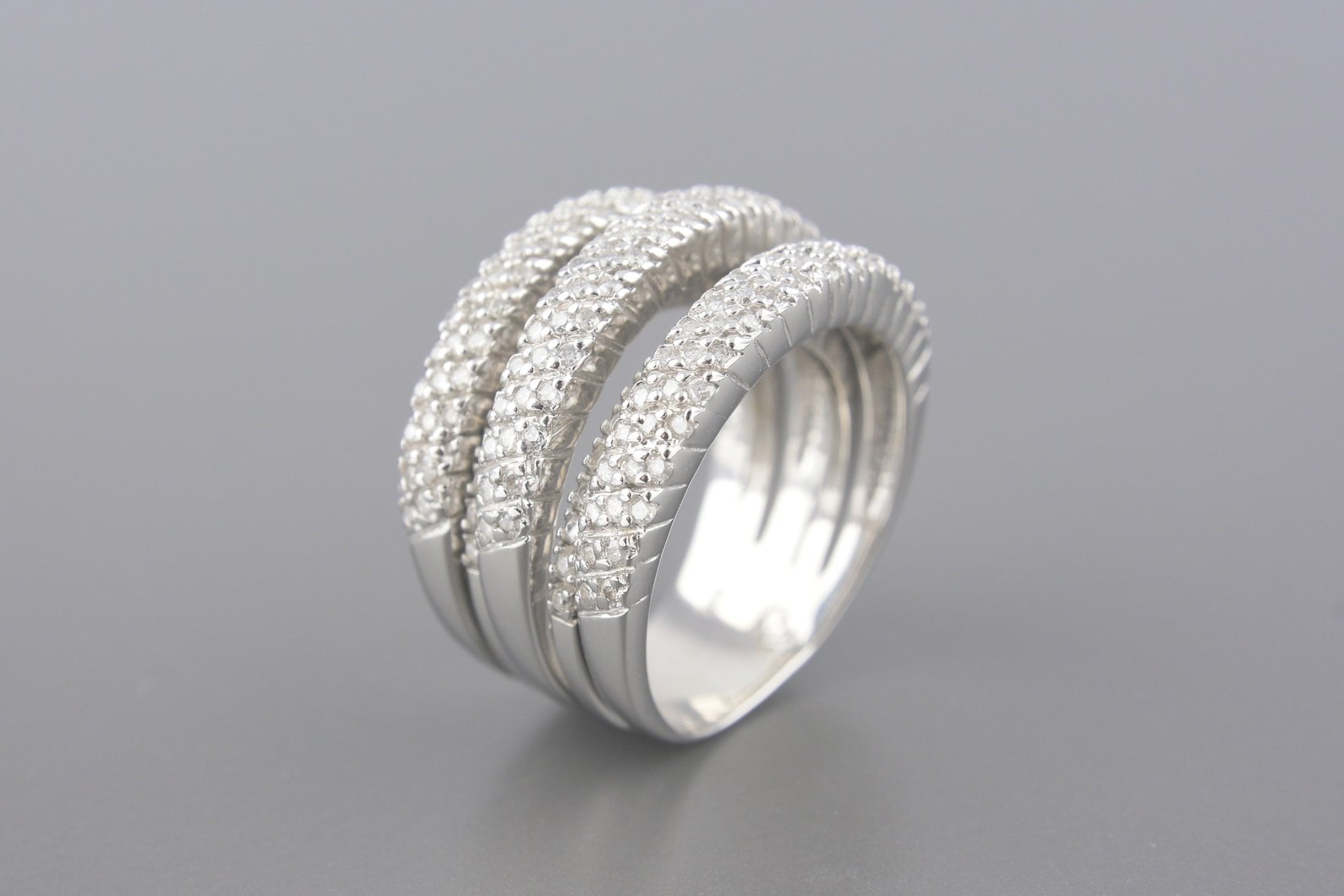 Anel em Ouro Branco 18k com Aprox. 1.4ct de Brilhantes
