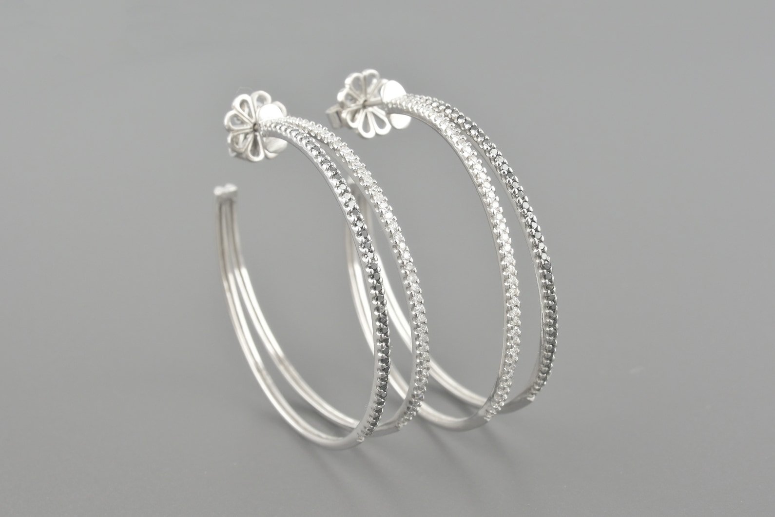 Brincos Argola em Ouro Branco 18k com Aprox. 1.72ct de Diamantes Negros e Brancos