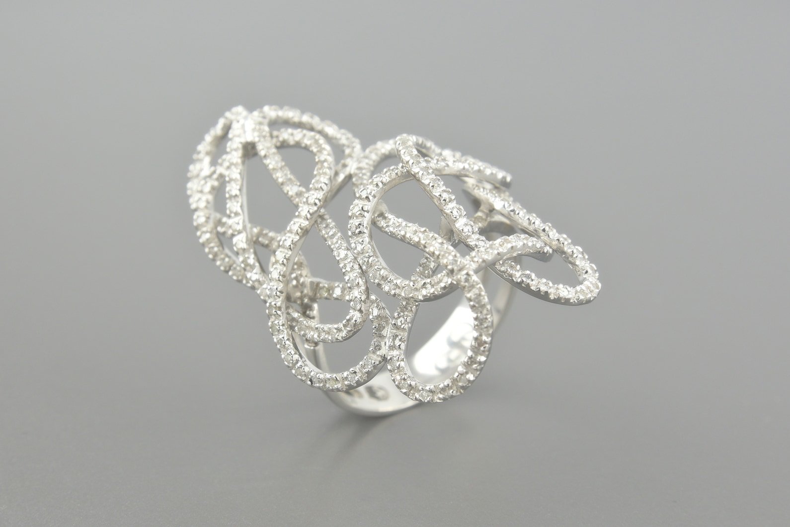 Anel em Ouro Branco 18k com Aprox. 1.75ct de Brilhantes
