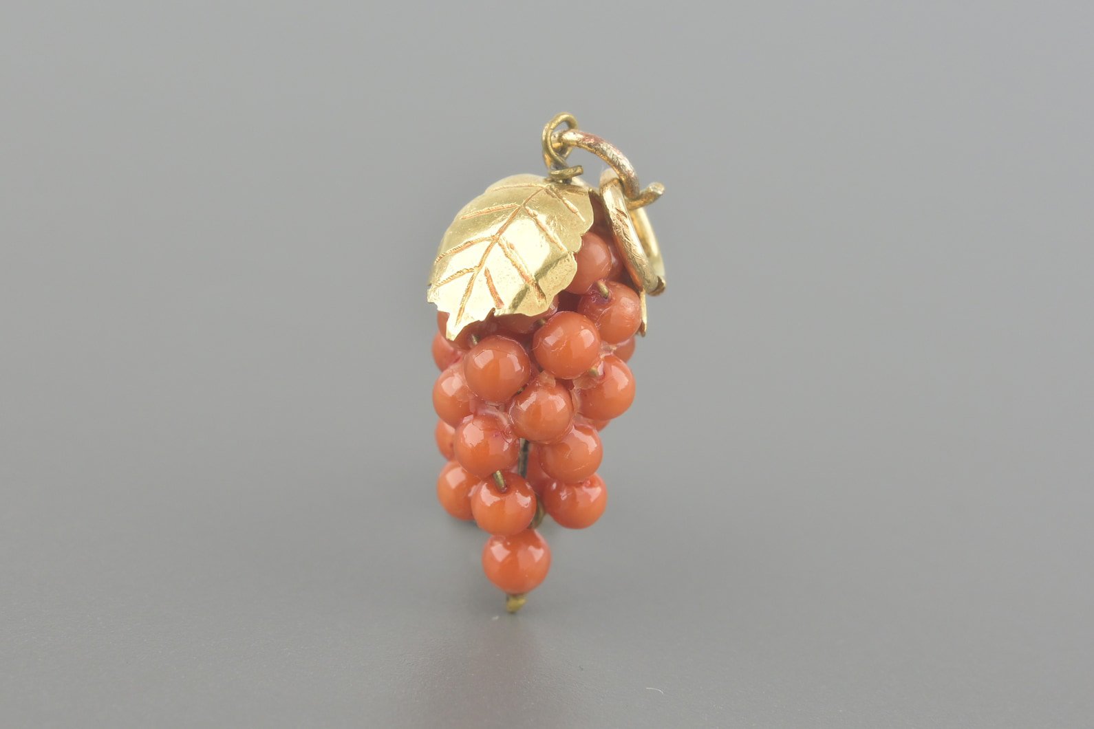 Pingente Cacho de Uva com Corais e Ouro 18k