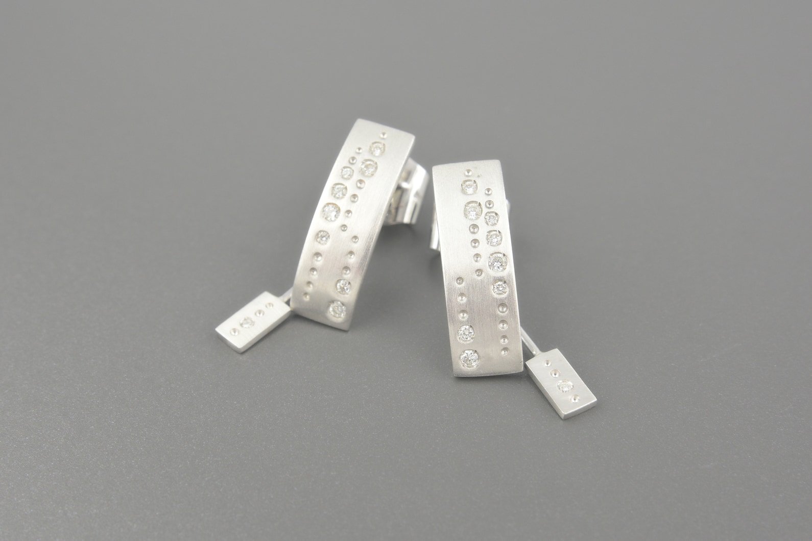 Brincos em Ouro Branco 18k com Aprox. 21pts de Brilhantes