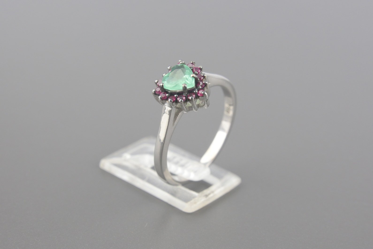 Anel Coração em Ouro Branco 18k com Esmeralda Lap. Coração de 5mm e Rubis