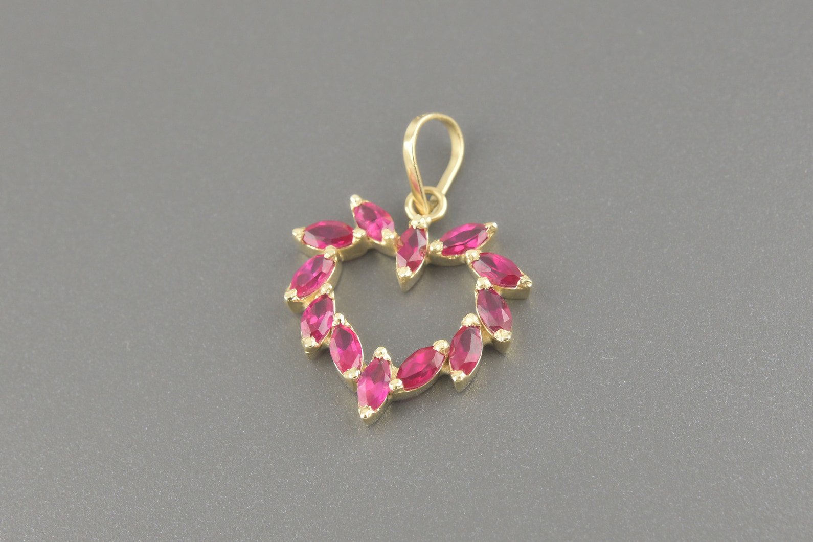 Pingente em Ouro Amarelo 18k com Zirconias Rosas de 3x2mm