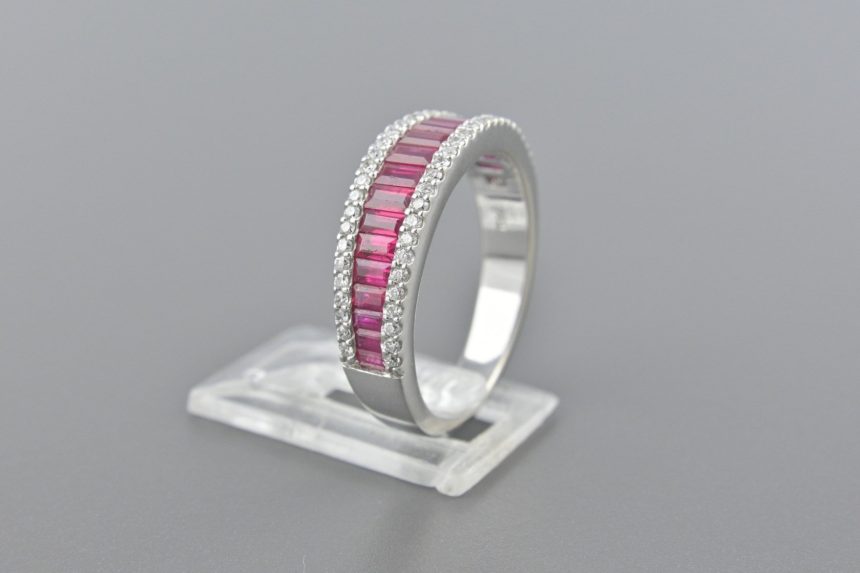 Anel em Ouro Branco 18k com 19 Rubis e Aprox. 27pts de Brilhantes