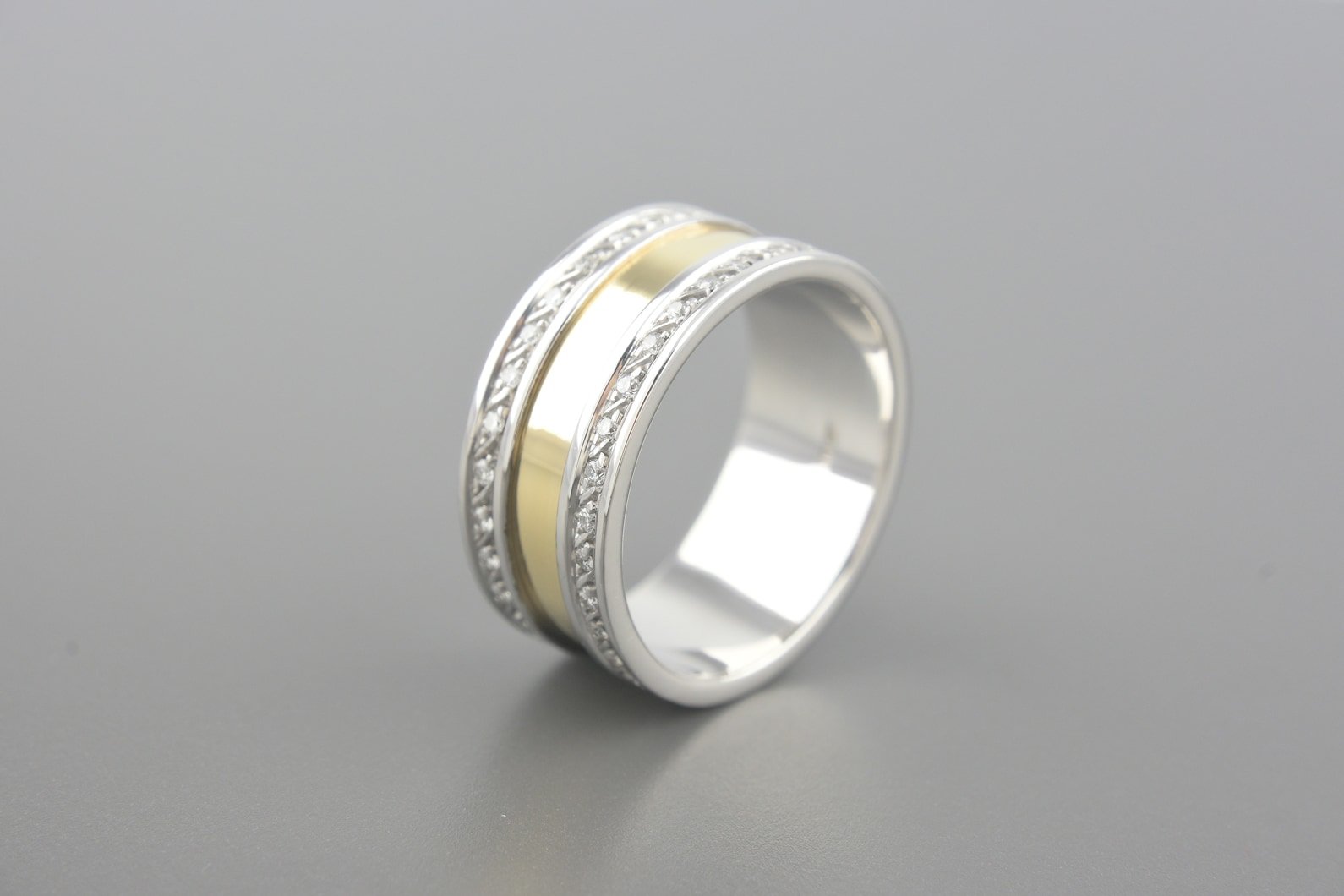 Anel em Ouro Branco e Amarelo 18k com Aprox. 62pts de Brilhantes