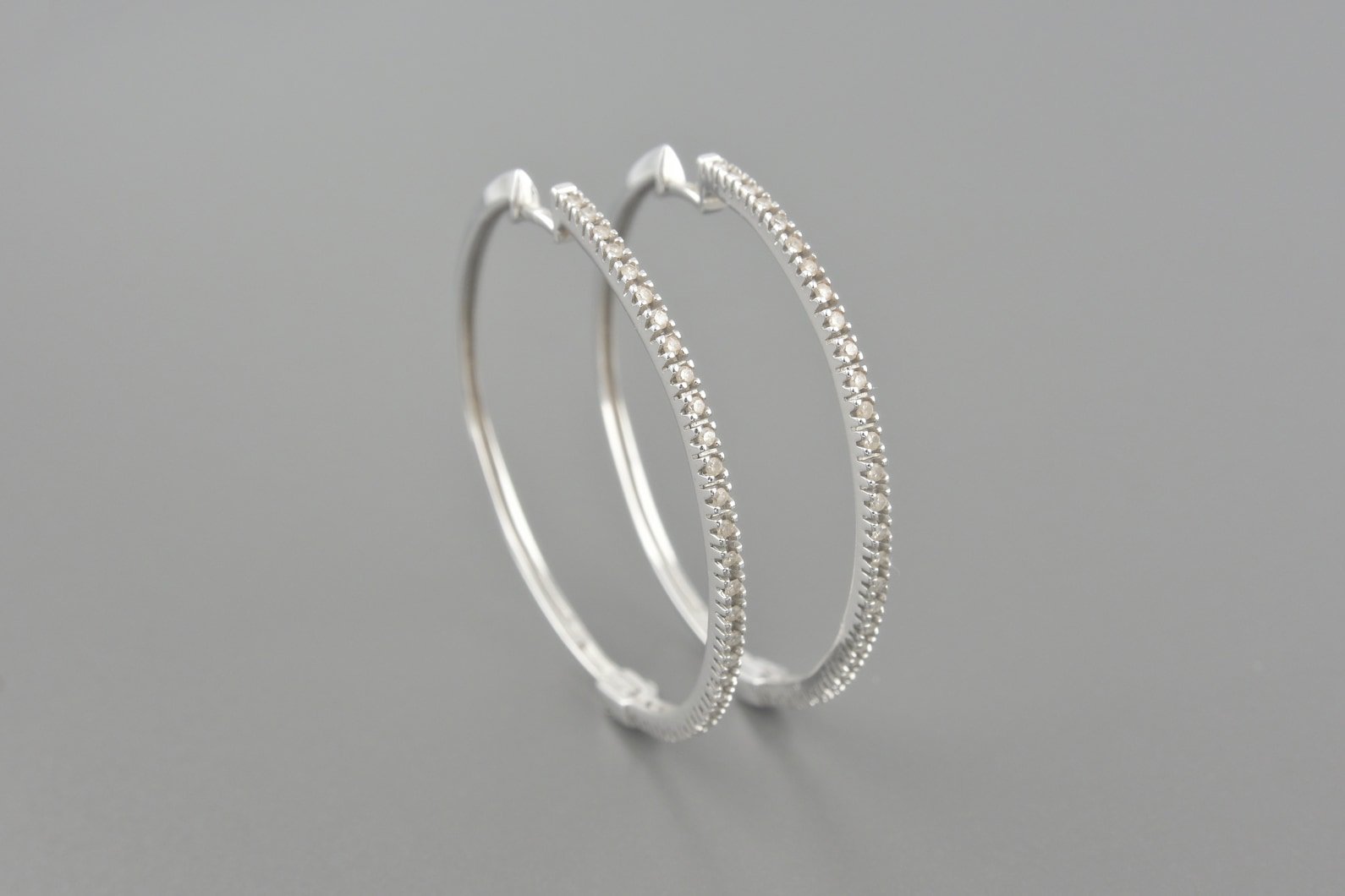 Brincos Argola em Ouro Branco 18k com Aprox. 56pts de Brilhantes