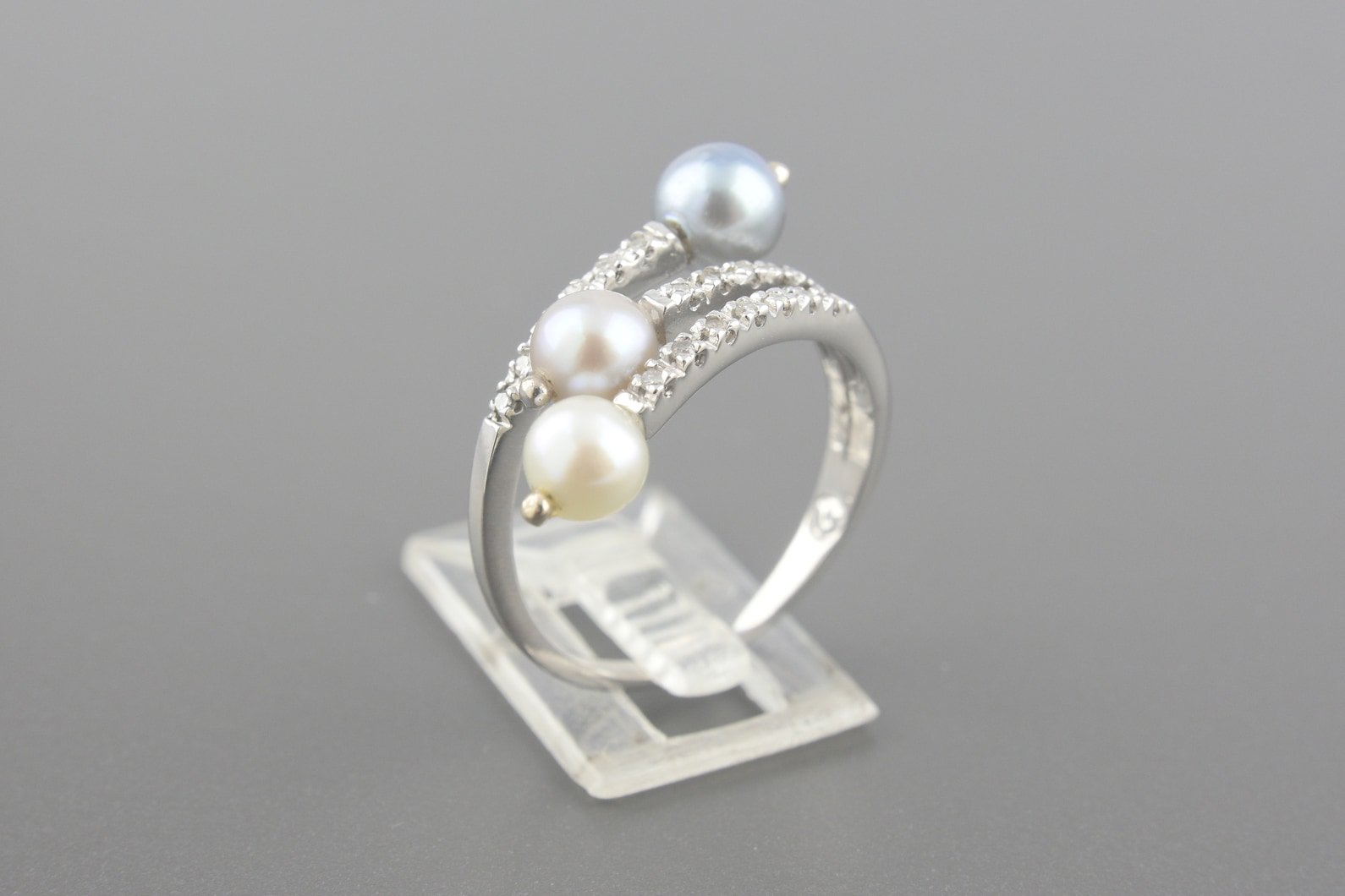 Anel em Ouro Branco 18k com Pérolas de 5 e 6 mm e Aprox. 18pts de Brilhantes