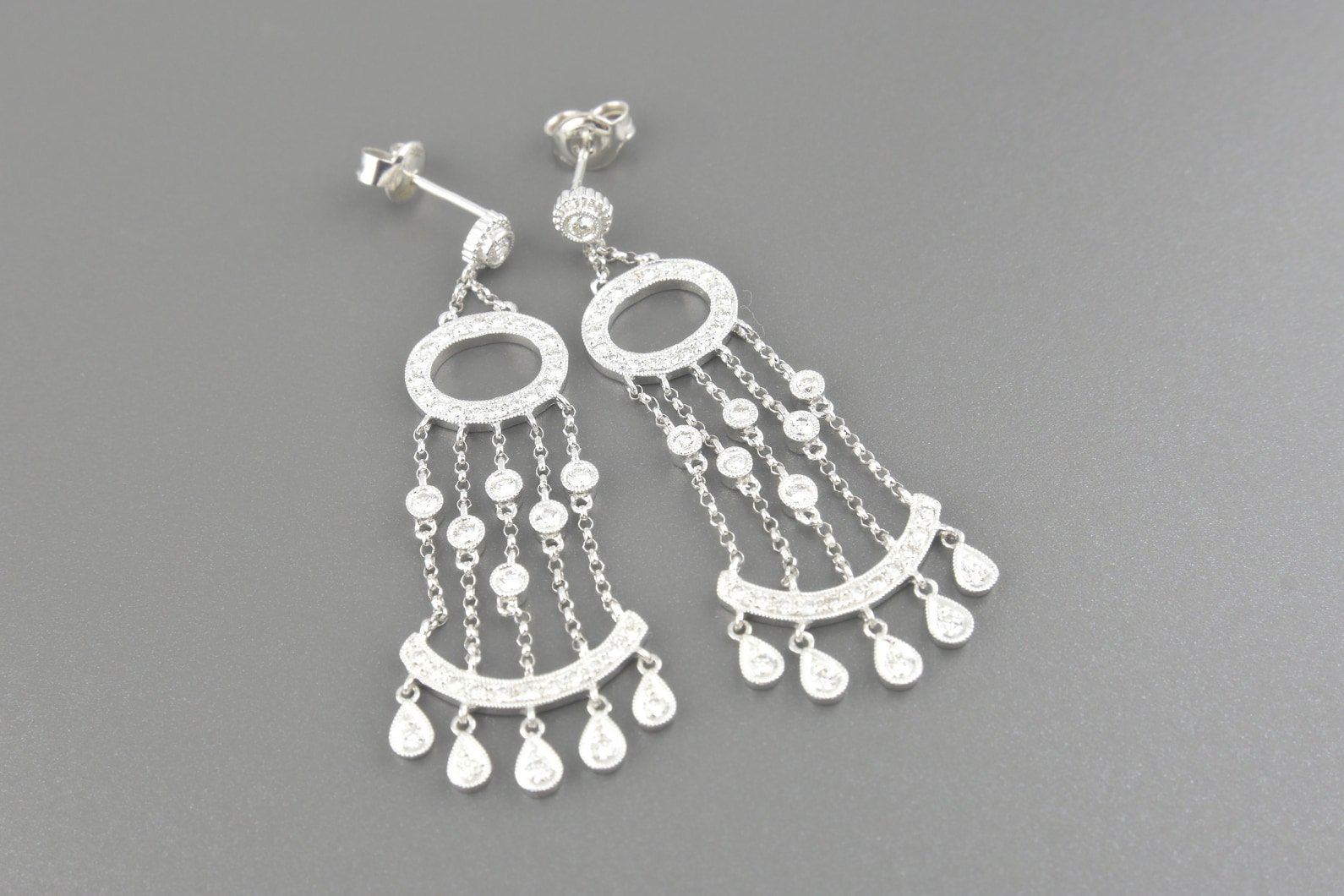 Brincos em Ouro Branco 18k com Aprox. 1.25ct de Brilhantes