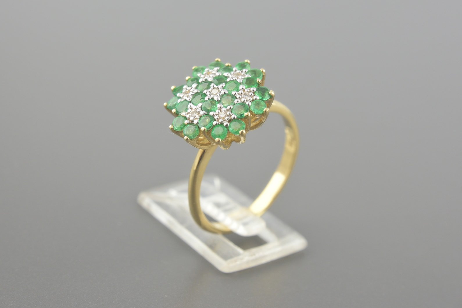Anel em Ouro Amarelo 18k com Aprox. 36pts de Esmeraldas e Aprox. 7pts de Brilhantes