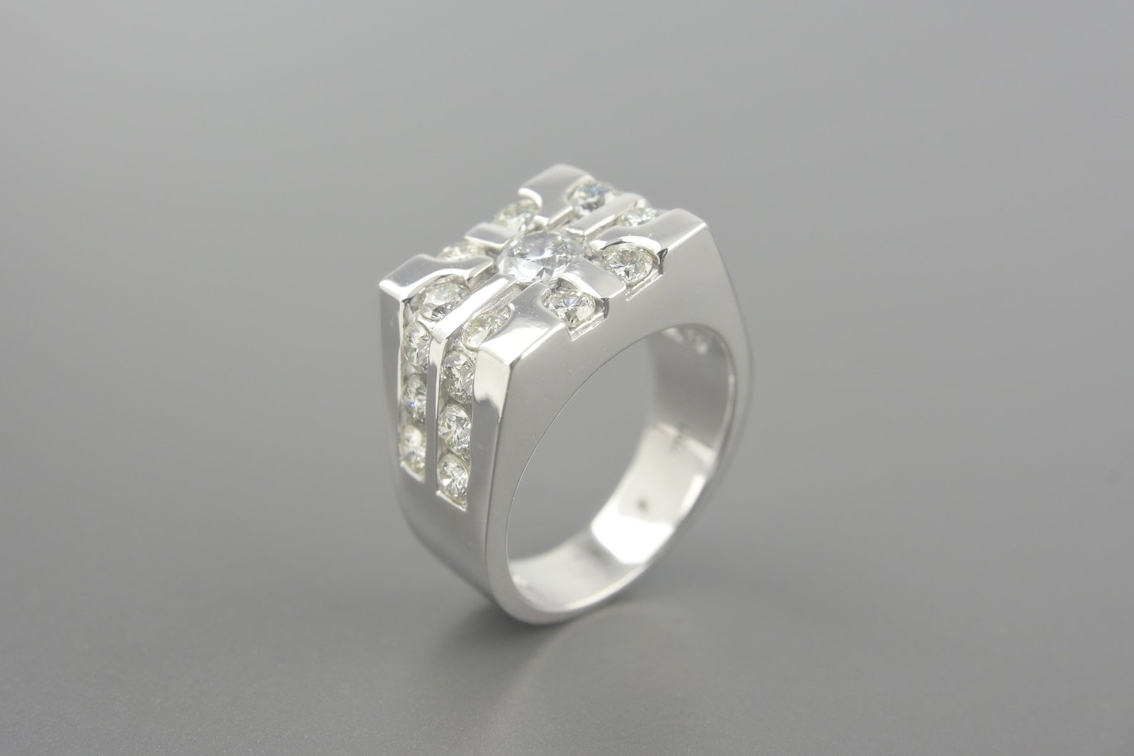 Anel em Ouro Branco 18k com Aprox. 2.5ct de Brilhantes (Central de ~50pts)