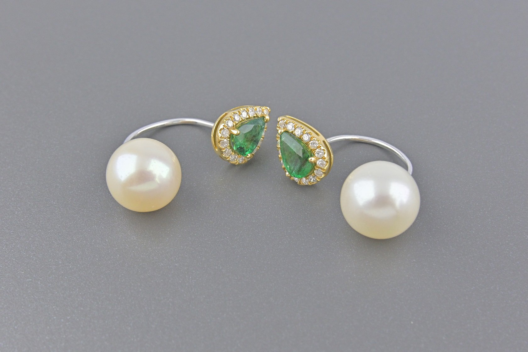 Brincos em Ouro Amarelo e Branco 18k com Pérolas de 9mm, Esmeraldas de 6x4mm e Aprox. 16pts de Brilhantes