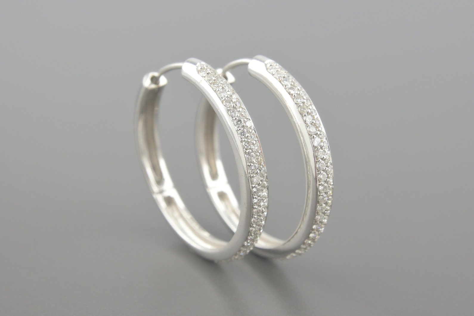 Brincos Argola em Ouro Branco 18k com Aprox. 1.0ct de Diamantes