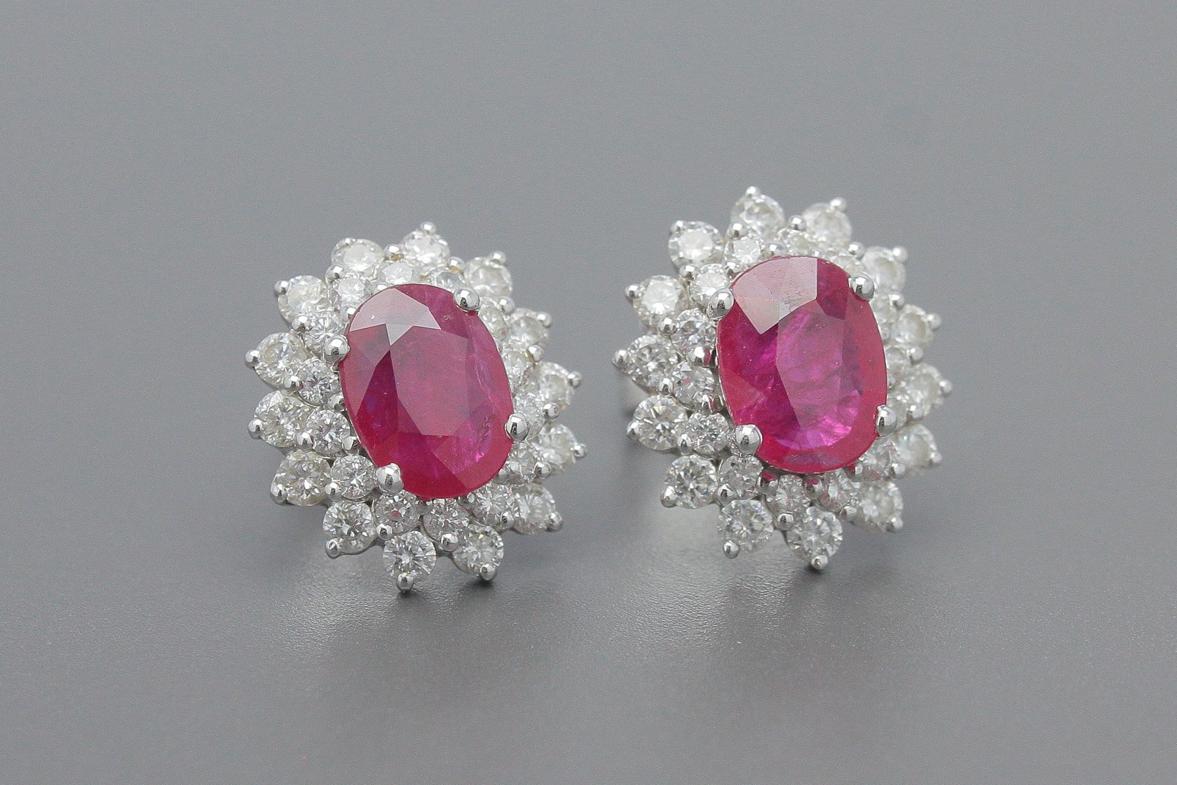 Brincos em Ouro Branco 18k com Aprox. 2.6cts de Rubis e Aprox. 1.4cts de Brilhantes