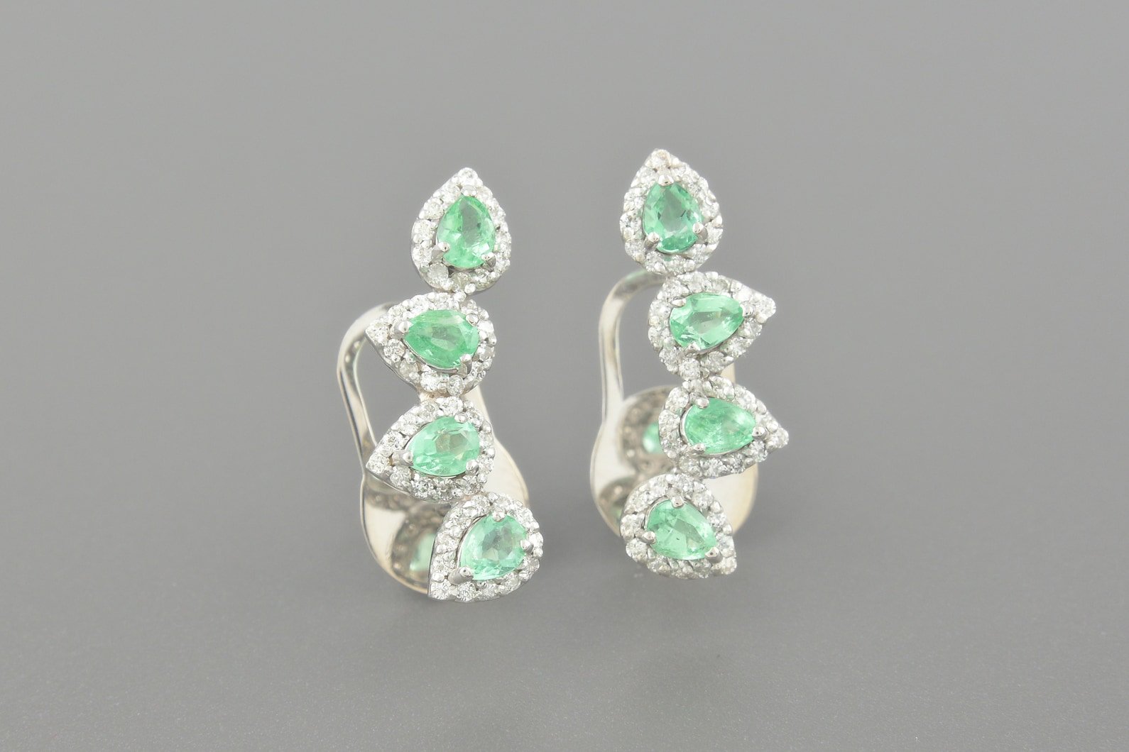 Brincos em Ouro Branco 18k com Esmeraldas Lap. Gota de 4x3mm e Aprox. 48pts de Brilhantes