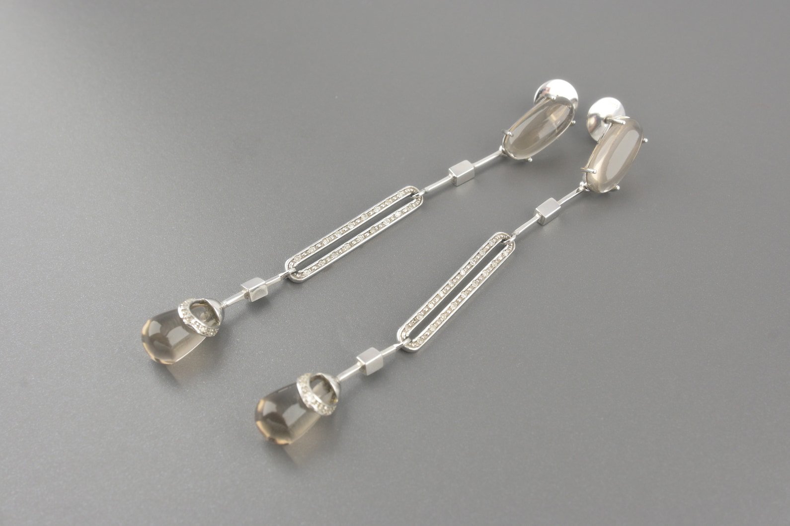 Brincos em Ouro Branco 18k com Quartzos Fume e Aprox. 22pts de Diamantes
