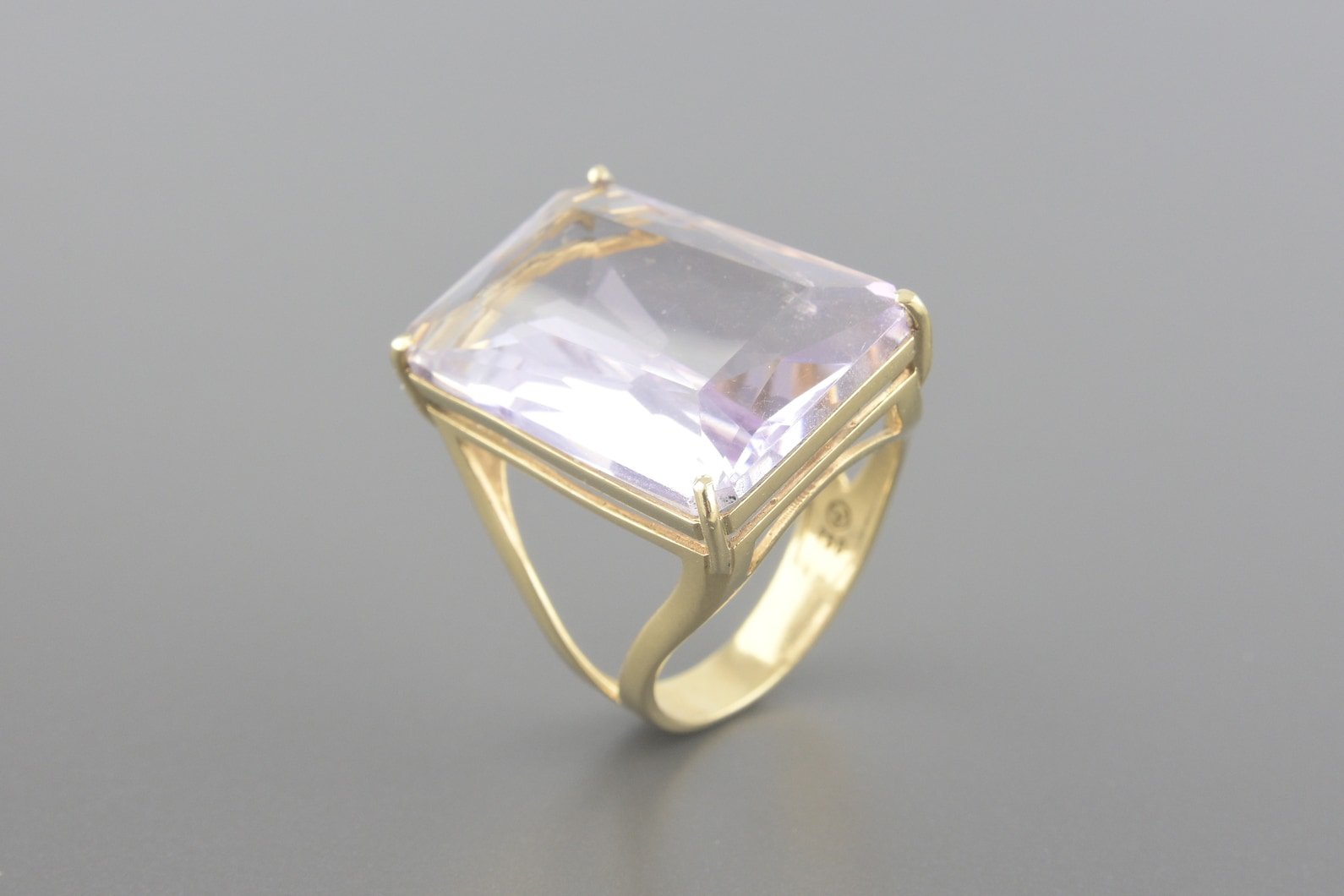 Anel em Ouro Amarelo 18k com Ametista de 26x16mm