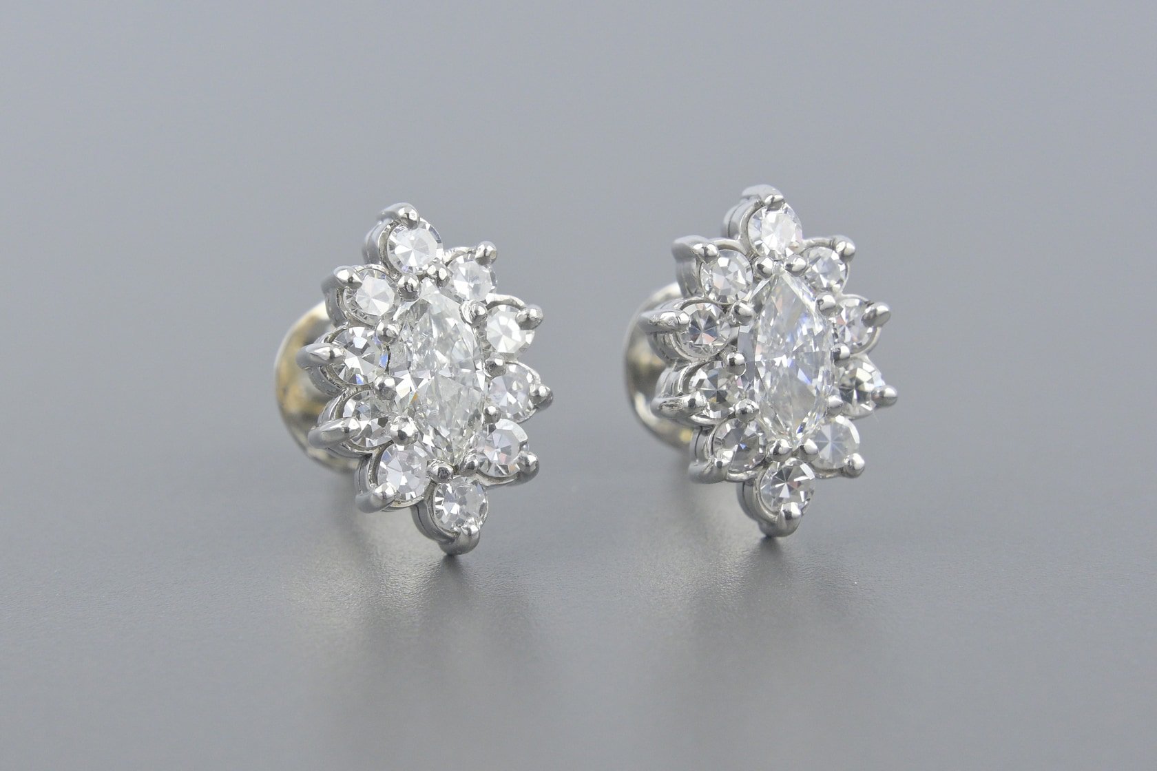 Brincos em Ouro Branco 18k com Aprox. 96pts de Diamantes (Navetes de ~28pts)