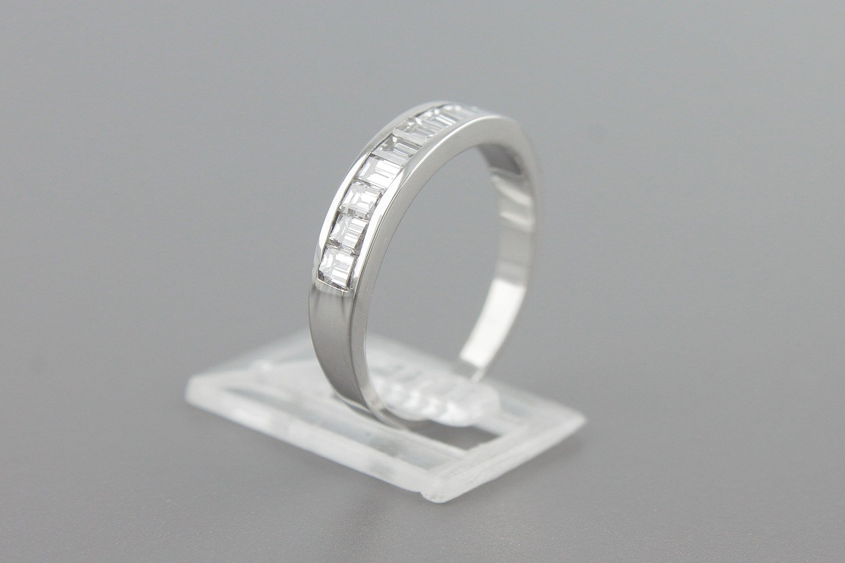 Meia Aliança em Ouro Branco 18k com 9 Diamantes Baguete (2.2x2.0mm)