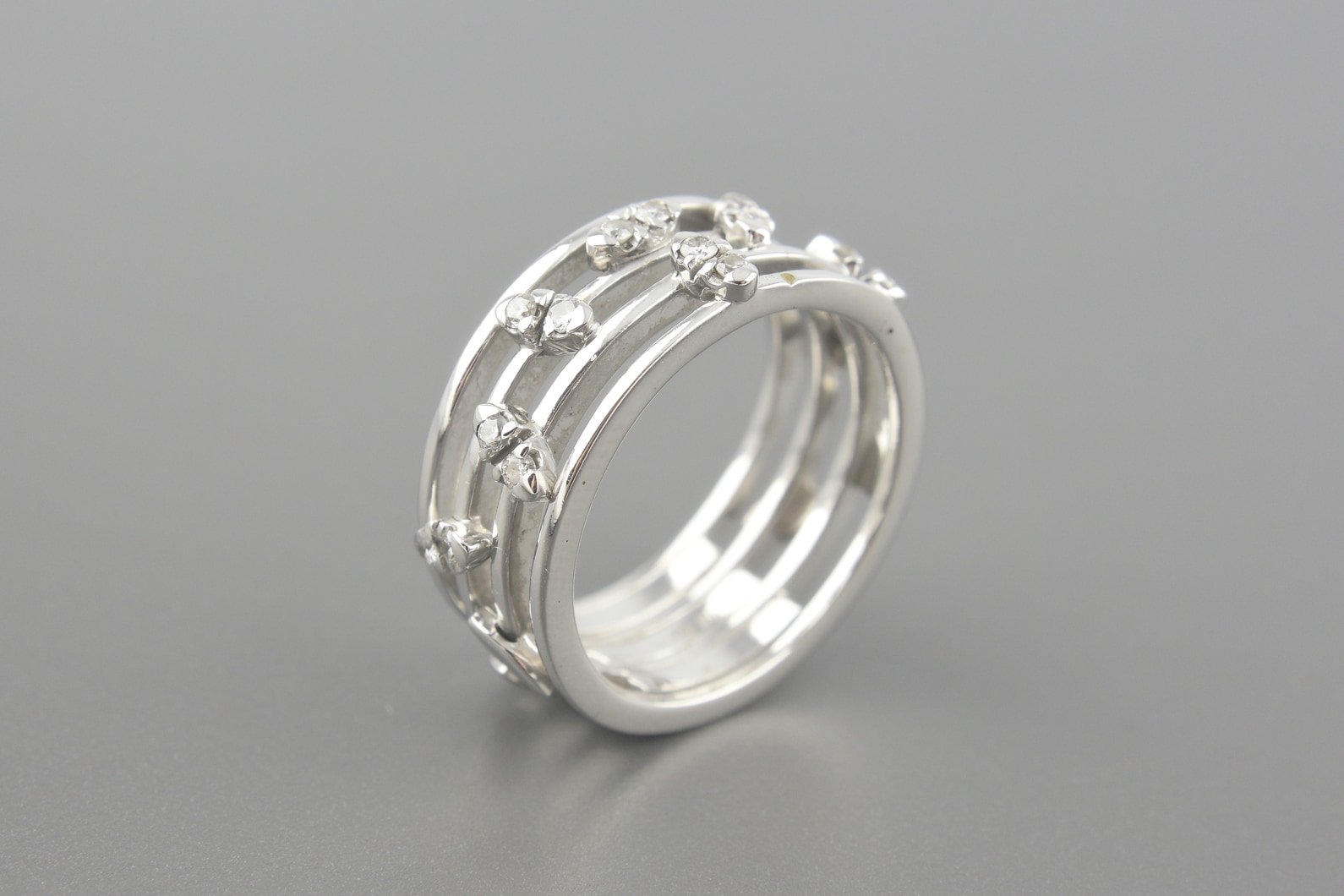 Anel em Ouro Branco 18k com Aprox. 16pts de Brilhantes