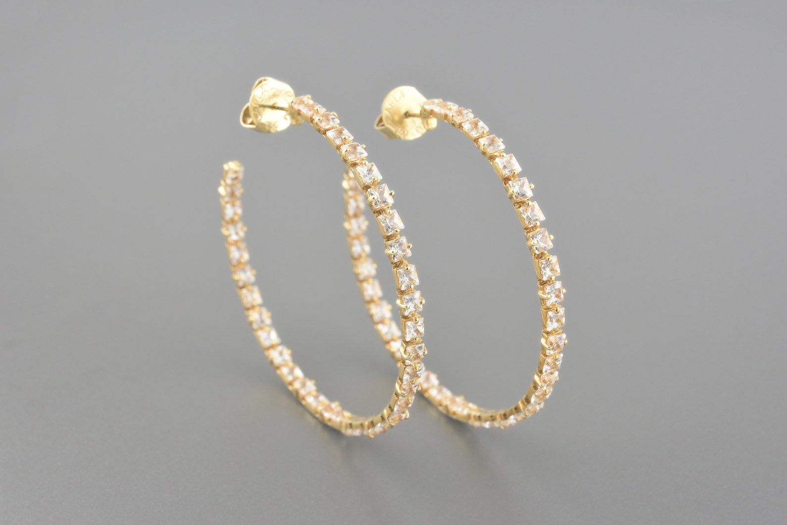 Brincos Argola em Ouro Amarelo 18k com Topázios Incolor de 3mm