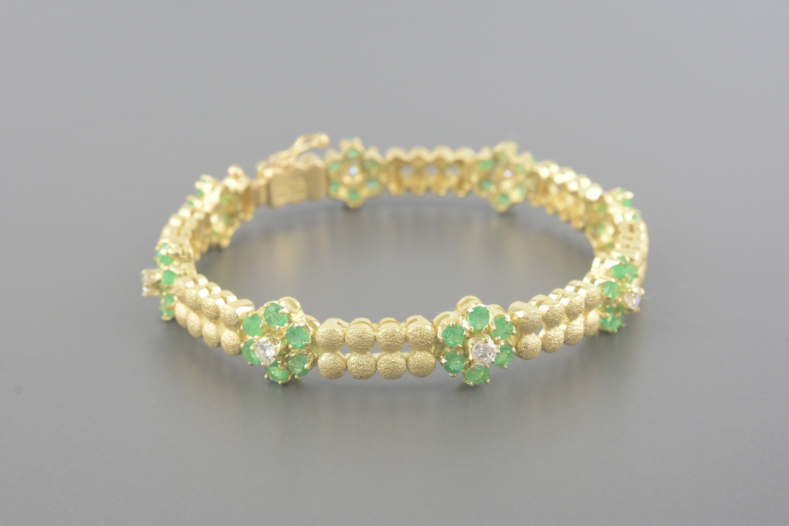 Pulseira em Ouro Amarelo 18k com Esmeraldas de 3mm e Aprox. 80pts de Brilhantes
