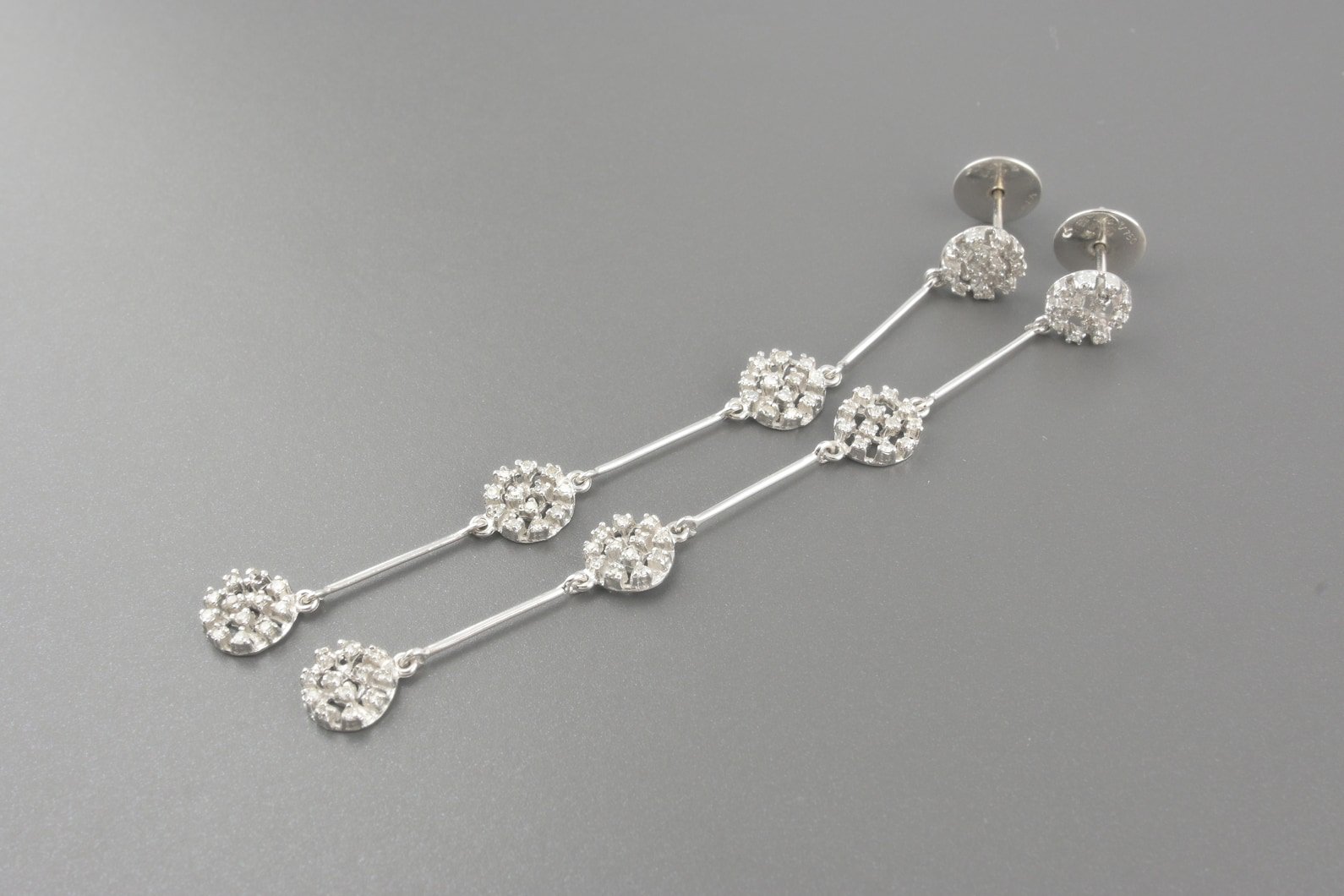 Brincos em Ouro Branco 18k com Aprox. 48pts de Brilhantes