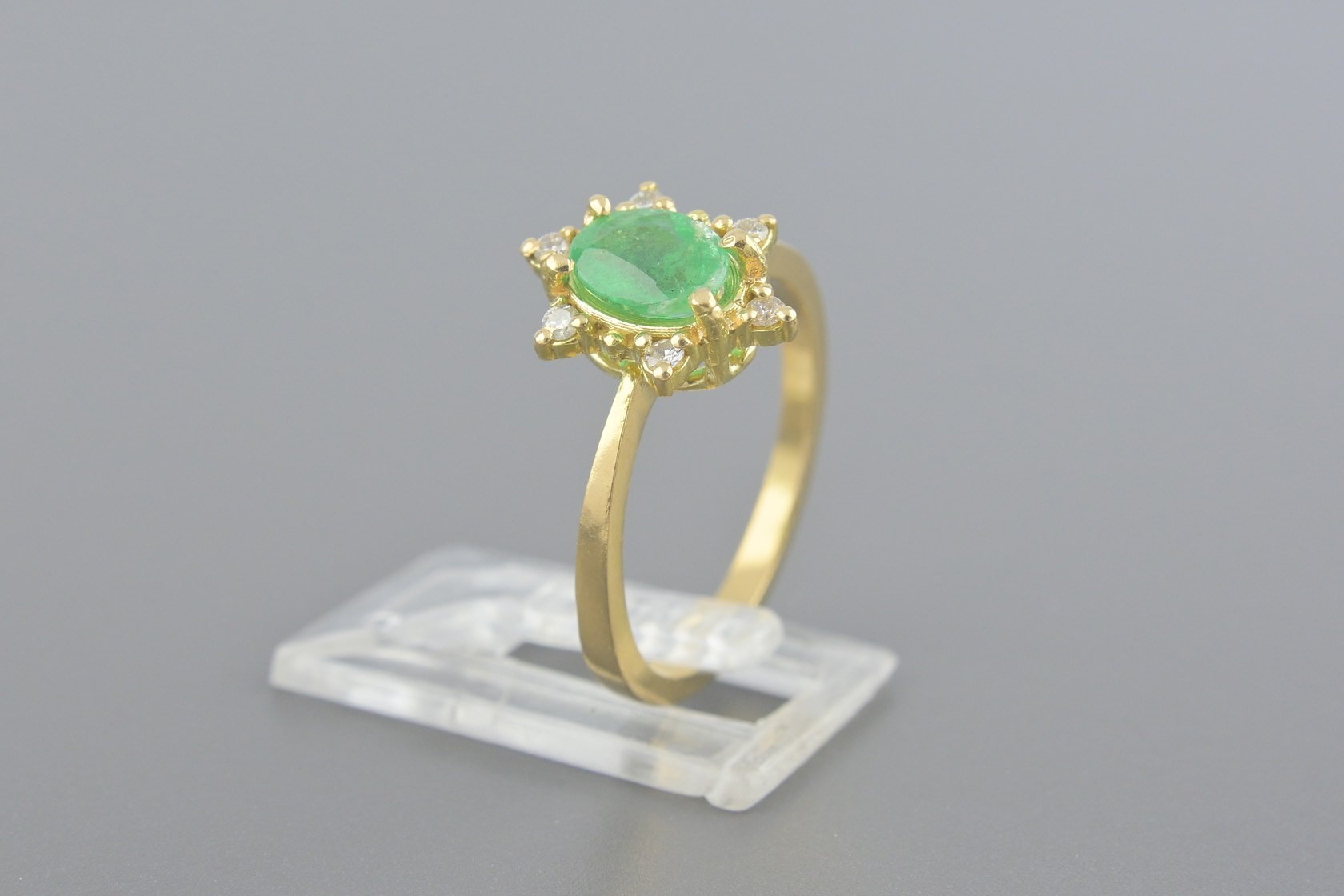 Anel em Ouro Amarelo 18k com Esmeralda de 6x4mm e Aprox. 6pts de Brilhantes