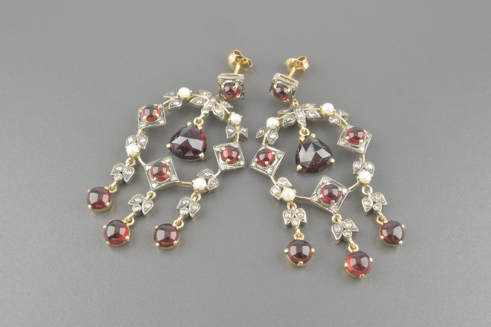 Brincos em Ouro 18k com Granadas, Rodolitas, Pérolas de 3mm e Aprox. 82pts de Diamantes Brown