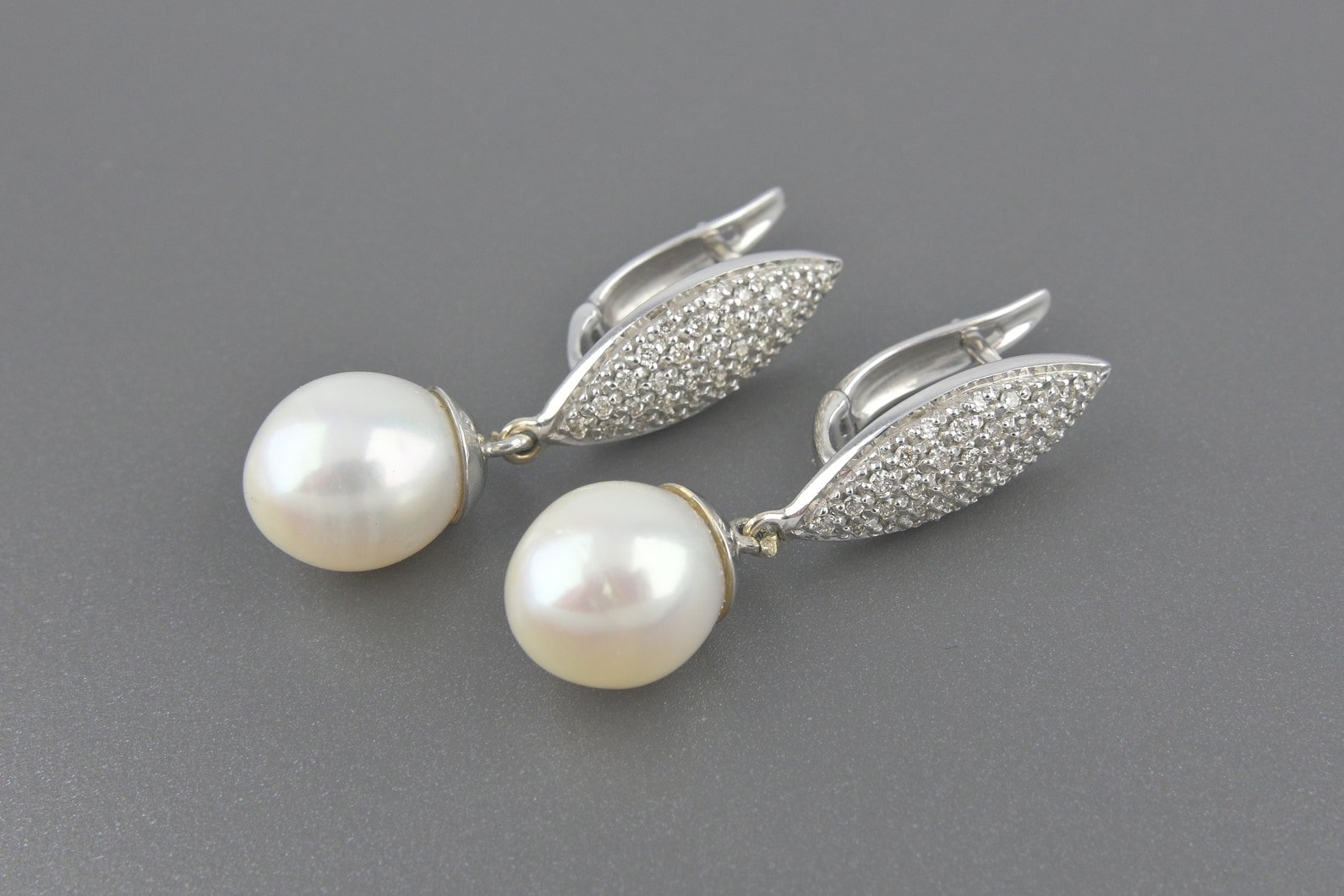Brincos em Ouro Branco 18k com Pérolas de 9mm e Aprox. 34pts de Brilhantes