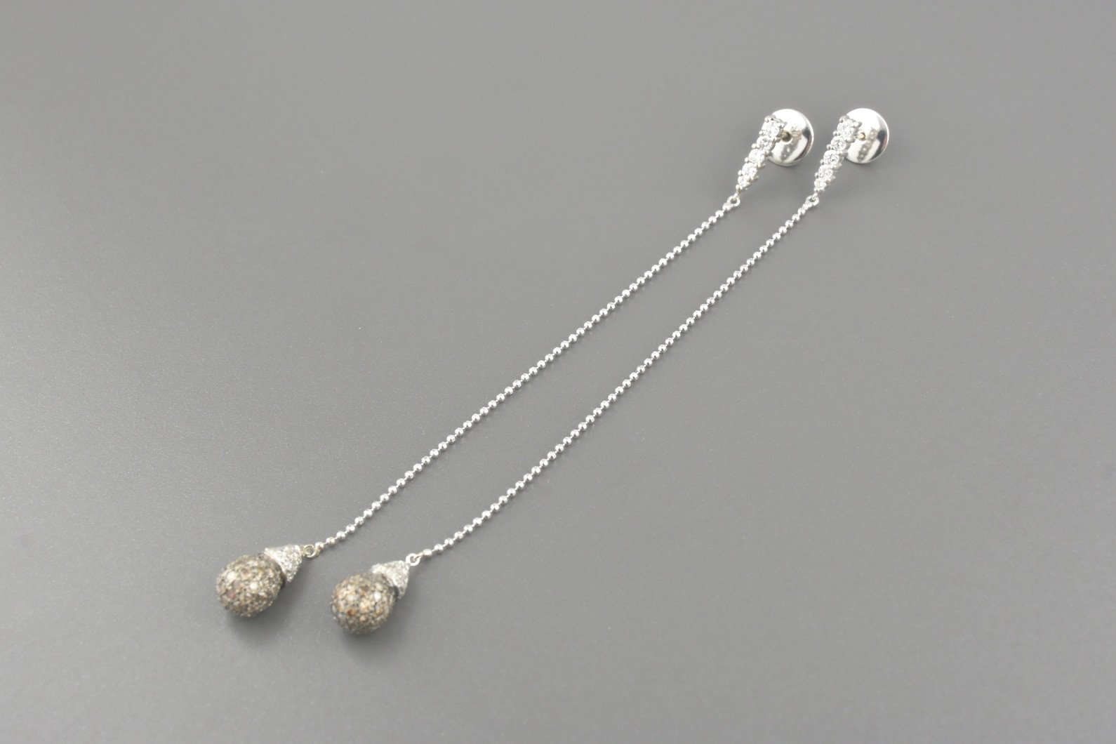 Brincos em Ouro Branco 18k com Aprox. 1.65ct de Diamantes Brown e Brancos