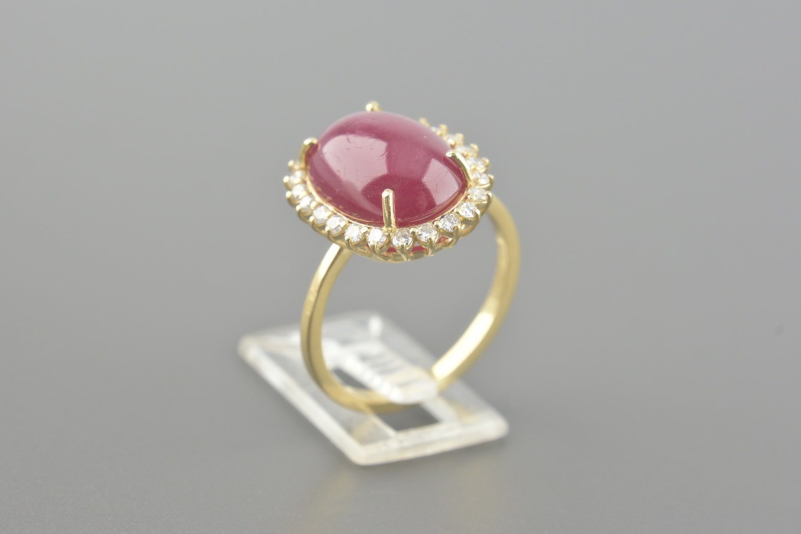 Anel em Ouro Amarelo 18k com Rubi Cabochon de 14x10mm e Aprox. 24pts de Brilhantes