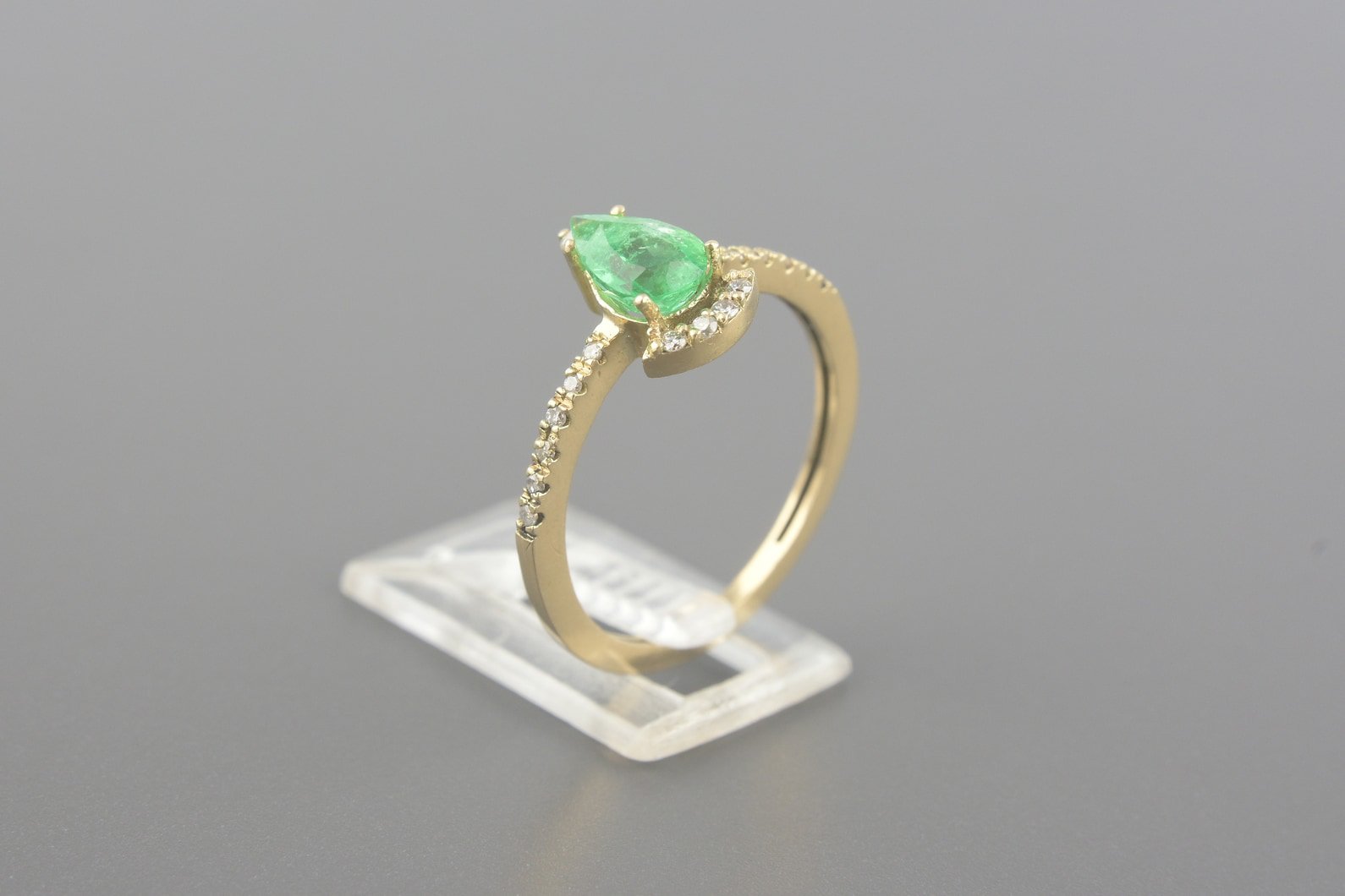 Anel em Ouro Amarelo 18k com Esmeralda Lap. Gota de 7x5mm e Aprox. 17pts de Brilhantes