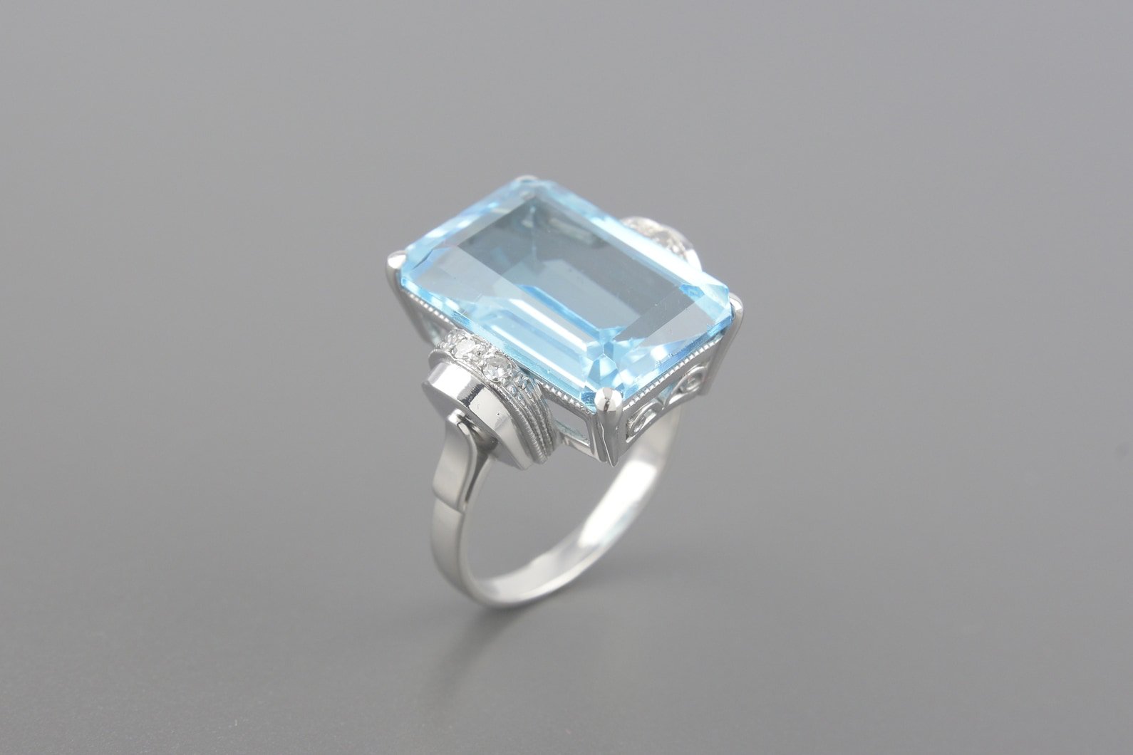 Anel em Ouro Branco 18k com Topázio de 18x13mm 20ct e Aprox. 4pts de Brilhantes