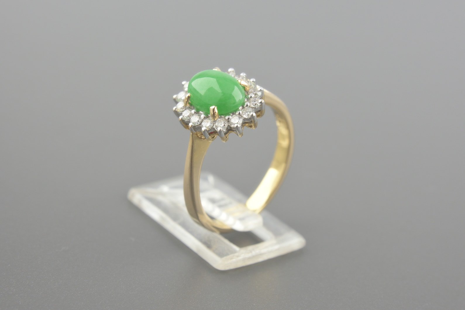 Anel em Ouro Amarelo 14k com Jade Cabochon de 8x6mm e Aprox. 16pts de Brilhantes