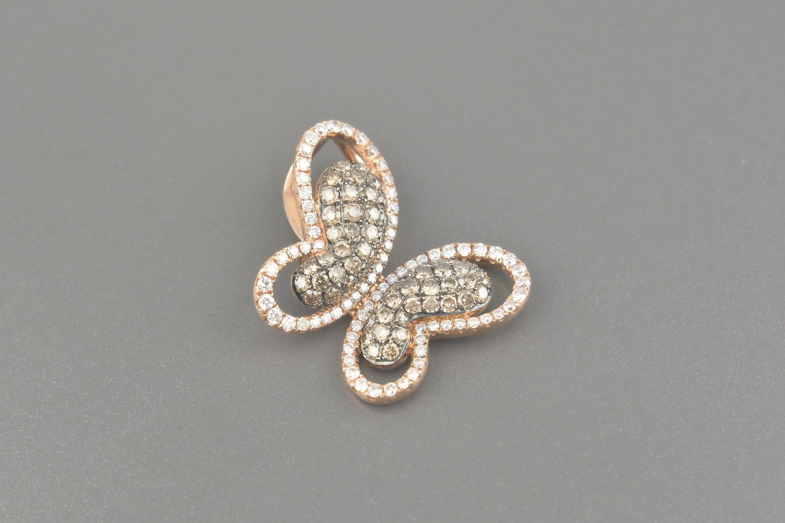 Pingente Borboleta em Ouro Rose 18k com Diamantes Brown e Branco