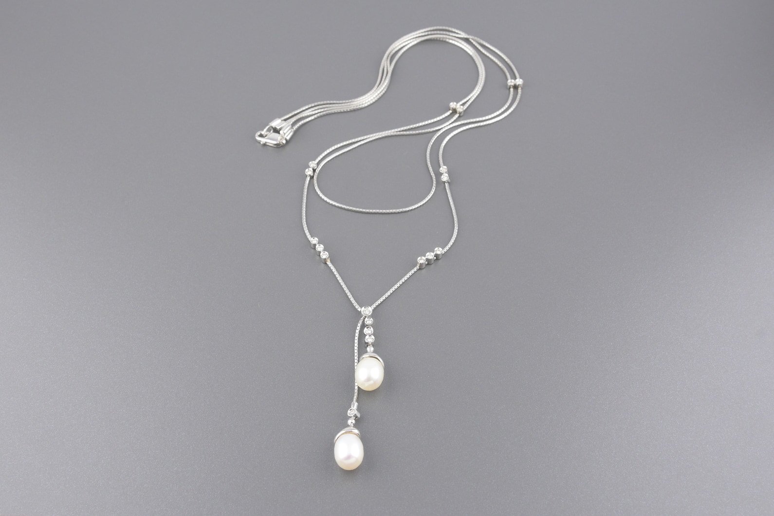 Colar em Ouro Branco 18k com Pérolas e Aprox. 29pts de Brilhantes